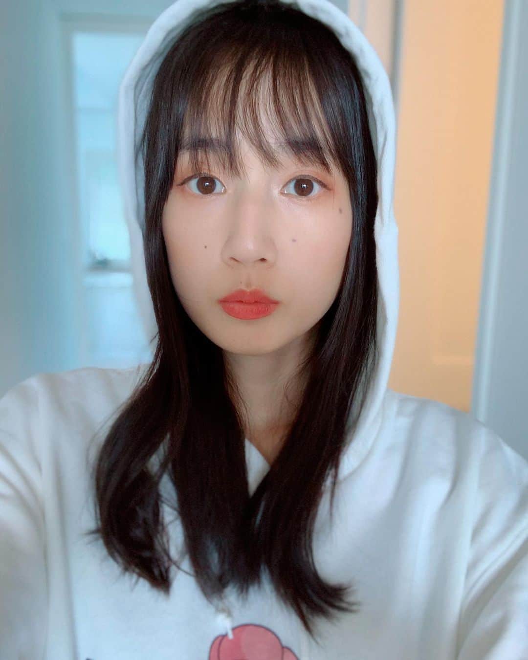 高嶋香帆のインスタグラム：「正面顔のリクエスト👩‍🦰 . いつも同じ角度で写真を撮ってしまう癖があります🤗 . 私の過去の写真をみて分かる通り、左斜め45度ぐらいの角度が好きなんです🤣笑笑 . 昨日はご飯カレーを作りました🍛 皆さん隠し味何を入れますか☺️？ . 私はすりおろしりんごだったり、ニンニク、香り付けにインスタントコーヒーとか好きですね🤔 . オススメがあれば教えて下さい🥰」