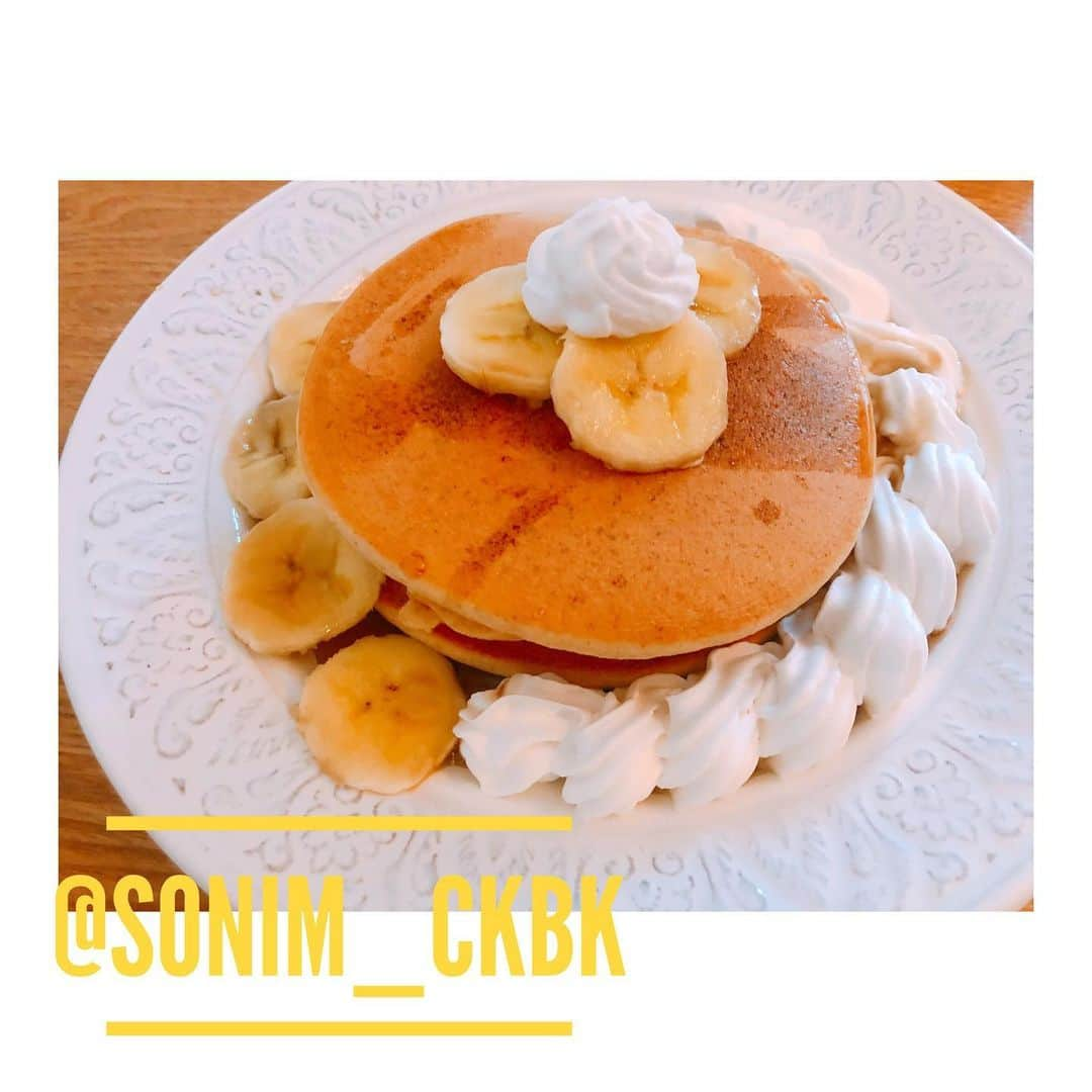 ソニン クッキングのインスタグラム：「. お料理ランシリーズ😋 . #SonimBaking 🍌Vegan Banana pancakes 🥞 •Banana •Plant based Milk •Oil •Spelt Flour •Sugar •Baking powder •Baking soda •Salt •Cinnamon •Nutmeg (Topping) •Soy whipped cream •Maple syrup •Sliced banana . 今迄のグルテン有り(スペルト使ったので少なめですが)パンケーキではナンバーワンかもしれない。とても美味しかった。なるべくプレーン味にしたくて参考にしたレシピよりバナナとスパイスを少なめにした。 とても美味しかったので、メモした(珍しく笑)。これからレシピちゃんと保存しなくちゃ…なんか良いアプリみたいなのないですか？自分のレシピをまとめるの。 . #VeganPancakes #VeganBananaPancakes #VeganBrunch #VeganSweets #VeganBreakfast #StayHome #CookingAtHome #HomeCooking #BakingAtHome #HomeBaking #おうち時間　#おうち料理　#バナナパンケーキ　#ヴィーガンパンケーキ　#ヴィーガンスイーツ　#ヴィーガンレシピ」