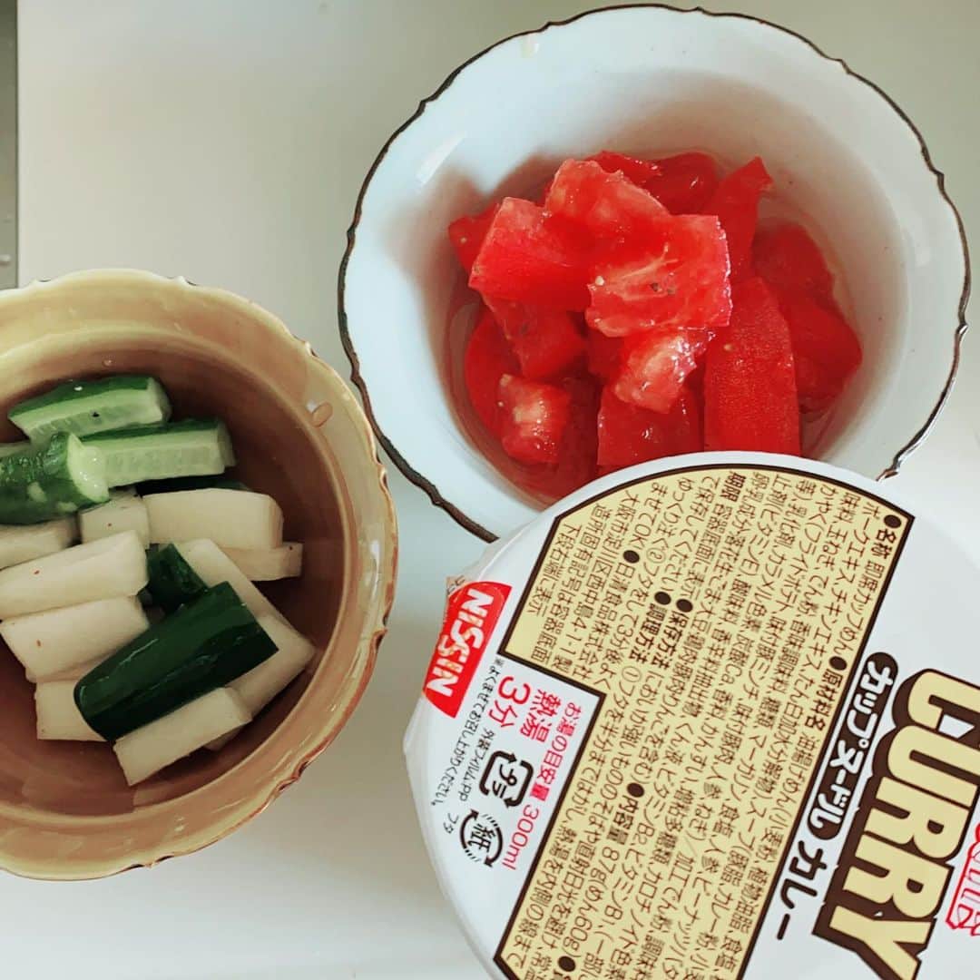 のインスタグラム：「色々バタバタしてたので昼はカップラーメンでいっかなんて思いつつ、昨日作ったピクルスとトマトのオリーブオイル漬けで野菜を摂ろうとしたら、何を考えてるか分からん組み合わせになったが美味しい。むしろ3分経つ前にピクルスとトマトで満足しかけた。」