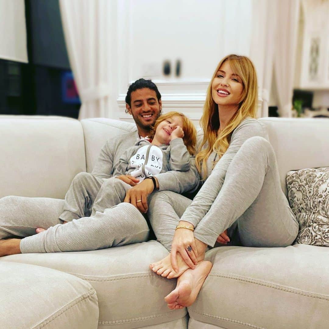 カルロス・ベラのインスタグラム：「Stay at home 🥰🏠」