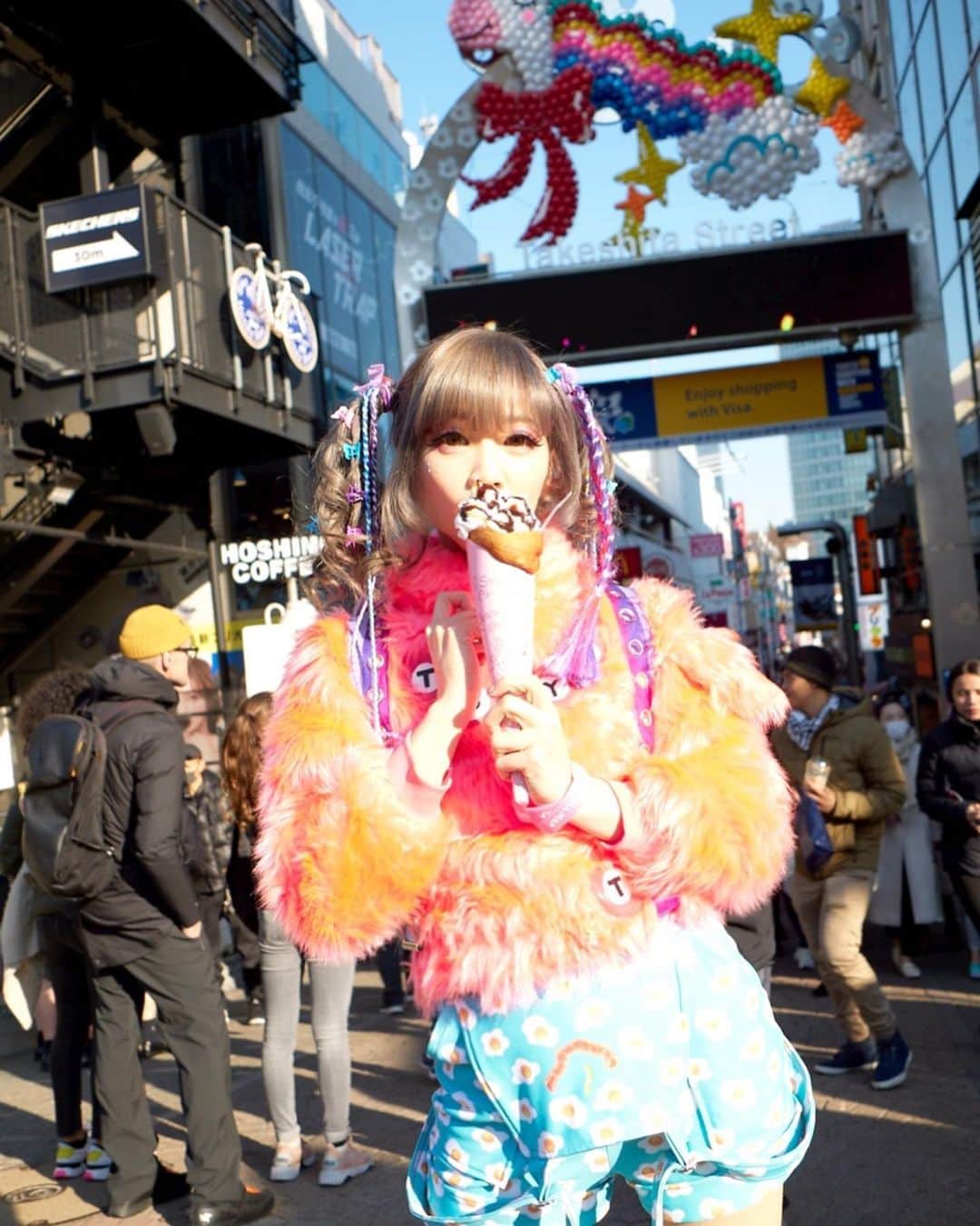あさちるのインスタグラム：「1月に撮影した　@leica_camera_japan  公式撮影第二段。もちろん原宿も撮ってたよ🌻 原宿で会いたいみんなもたっくさんいる。 コロナ落ち着いたら絶対元気で会おうね。  撮影📷　@michael_enterprise  ヘアメイク💄　@ma.na_make  服は　tops tokyo2020 サロペ  @blackmilkclothing」