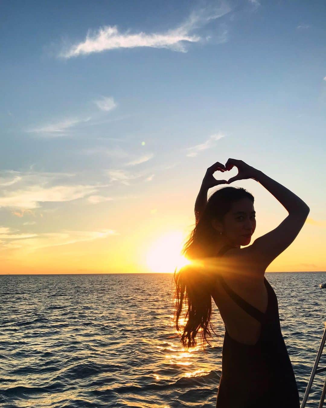 大見謝葉月さんのインスタグラム写真 - (大見謝葉月Instagram)「撮影で沖縄行った時の🌇 はやく平和な世界になリますように🕊  #sunset」4月10日 14時34分 - h_a_z_k_i