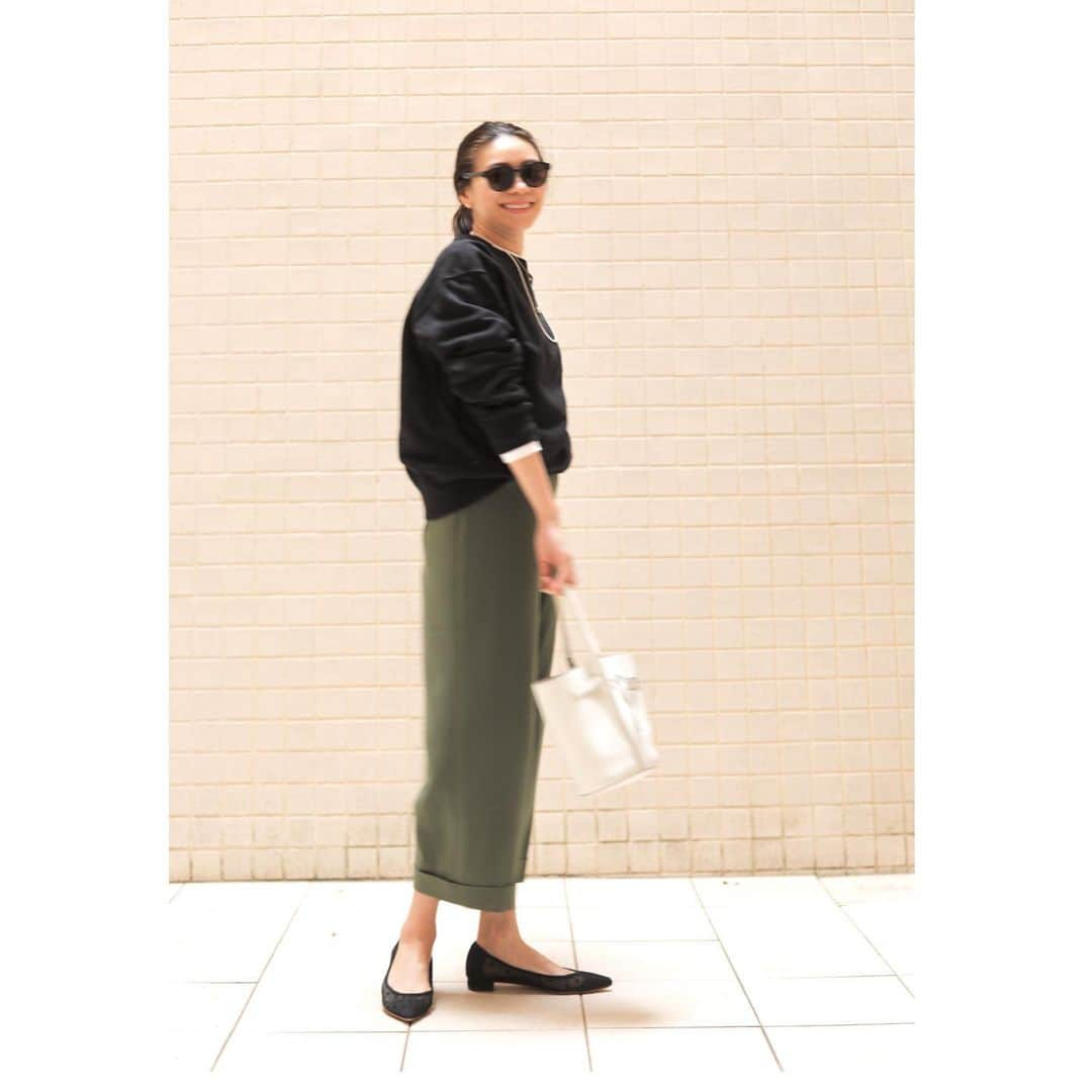 大日方久美子さんのインスタグラム写真 - (大日方久美子Instagram)「・ Outfit ☆ ・ Tops → @uniqlo  Bottoms → @story_bottom  Shoes → @tsurubymarikooikawa  Bag → #celine ・ ・ トレーナーはユニクロのメンズ！ ボトムスは @story_bottom とのコラボ第二弾のクロップドワイドパンツ！  先日バタバタのインスタライブでご紹介したもので @story_bottom オンラインで予約販売がスタートしています。  シワになりにくく、自宅で洗える万能パンツで足首がしっかり見えるワイドパンツの丈がポイントです。  軽やかではいてないみたいな着心地なので #おうち時間 も快適に過ごしていただけるはず！  今シーズン注目カラーのカーキと定番のブラック2色で¥14.000+TAXです。  ワイドから覗く足首が細く見える効果もあるかな！  フラットシューズ、ローカットスニーカー、サンダル、ビーサン、ヒールと幅広く合わせていただけるので、ぜひご予約お待ちしております😊 ・ ・ #kumicloset #kumistorybottom」4月10日 14時38分 - kumi511976