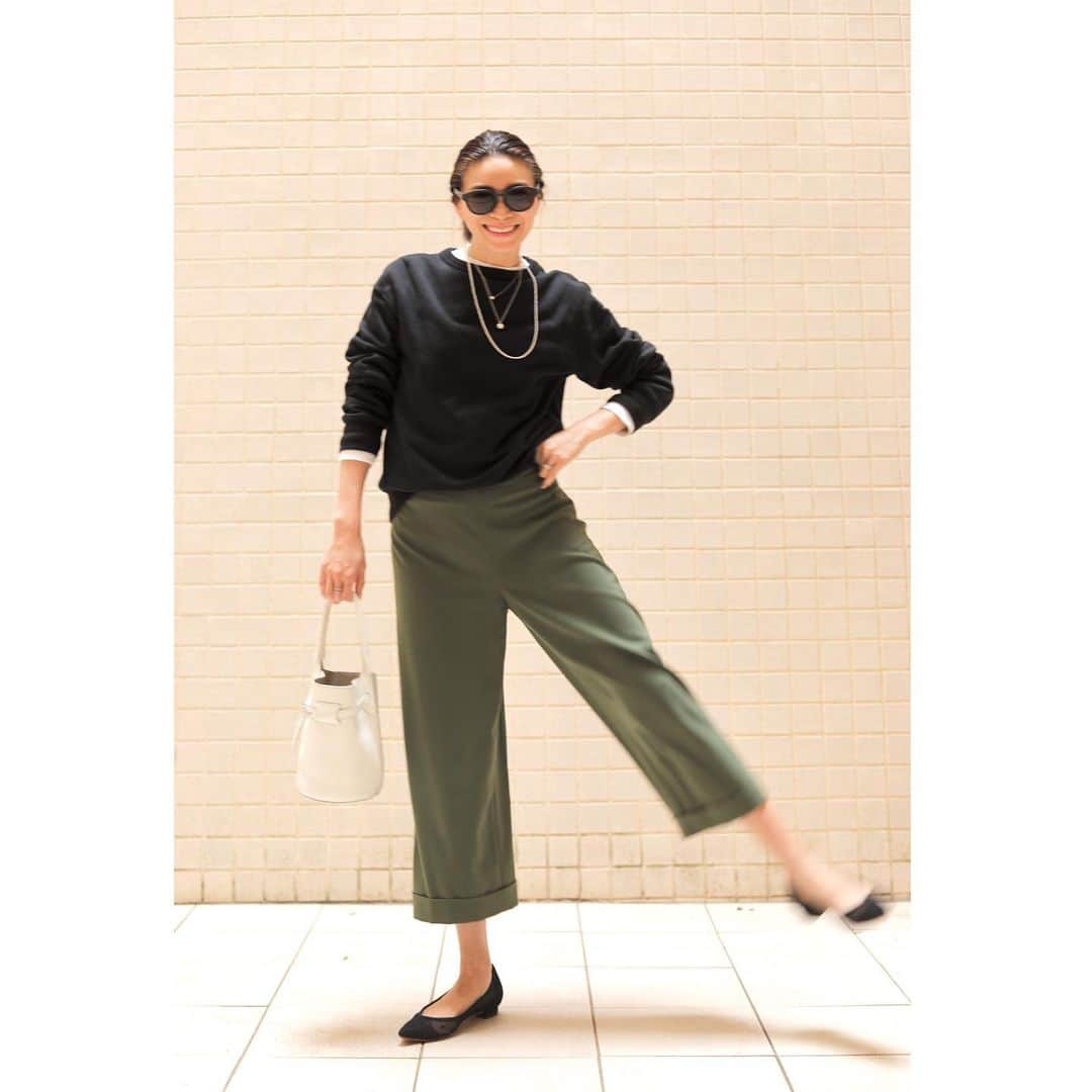 大日方久美子さんのインスタグラム写真 - (大日方久美子Instagram)「・ Outfit ☆ ・ Tops → @uniqlo  Bottoms → @story_bottom  Shoes → @tsurubymarikooikawa  Bag → #celine ・ ・ トレーナーはユニクロのメンズ！ ボトムスは @story_bottom とのコラボ第二弾のクロップドワイドパンツ！  先日バタバタのインスタライブでご紹介したもので @story_bottom オンラインで予約販売がスタートしています。  シワになりにくく、自宅で洗える万能パンツで足首がしっかり見えるワイドパンツの丈がポイントです。  軽やかではいてないみたいな着心地なので #おうち時間 も快適に過ごしていただけるはず！  今シーズン注目カラーのカーキと定番のブラック2色で¥14.000+TAXです。  ワイドから覗く足首が細く見える効果もあるかな！  フラットシューズ、ローカットスニーカー、サンダル、ビーサン、ヒールと幅広く合わせていただけるので、ぜひご予約お待ちしております😊 ・ ・ #kumicloset #kumistorybottom」4月10日 14時38分 - kumi511976