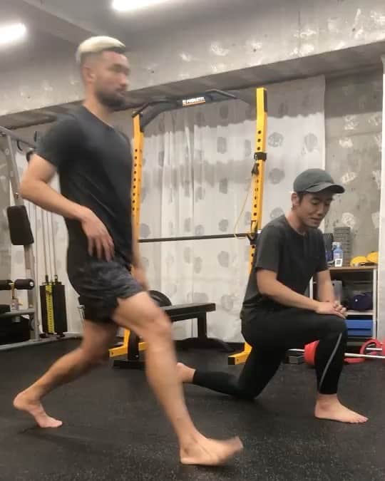 のインスタグラム：「過去の動画だけど体が鈍ってる人に家でできるストレッチ。」