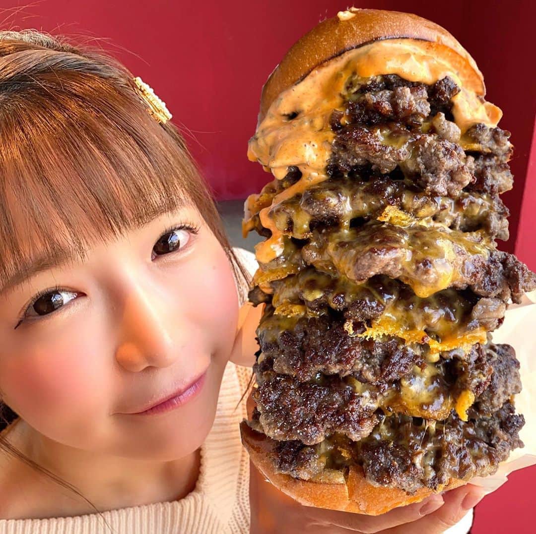 もえのあずきさんのインスタグラム写真 - (もえのあずきInstagram)「ハンバーガータワー🍔🍔🍔 #ハンバーガー#グルメバーガー#hamburger#henrysburger #デカ盛り#チャレンジメニュー#大食い#大食い女子#ヘンリーズバーガー #japanesefood #japanesegirl #bigeater」4月10日 14時59分 - moeazukitty