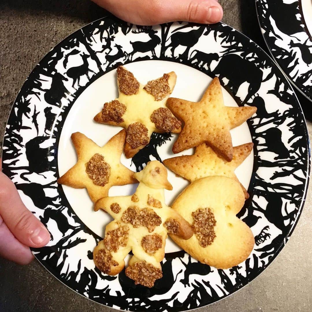 平野由実さんのインスタグラム写真 - (平野由実Instagram)「娘と伯母の手作りクッキー 美味しくて、またすぐに無くなった。 人型やハート、クローバー、ヒトデ型。 いろんな形を作ってくれました！」4月10日 15時10分 - yumi_hiranoo