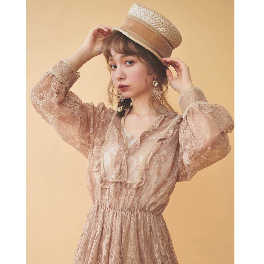 柴田あやなのインスタグラム：「家からでなすぎて久々の更新になってしまいました… 画像もなにもないからトリートのデータで ☺︎ まず、３時半くらいからフォロワーのみんなとあつ森の通信会をまたやろうかなと思って！前回同様、ストーリーにパスワード公開します💁‍♀️ 前回はなかったから信じてるけど荒らしがないことを祈ります、、😂 誰かコスモス持ってたらぜひください🥺🥺🥺コスモスだけ集まらない、、、 そして。。。みなさん体調など大丈夫ですか？都内はどんどん感染者が増えてるので、本当に外出の自粛にみんなが協力していかないといけない段階。「自粛」の要請だし罰則はないから飲みに行こうとか、遊びに行こうとかは、本当にしたらダメです。ただただ周りに迷惑をかけるだけになる。わたしもＧＷに沖縄行きたいなと思ってたけど、先々週あたりに全てキャンセルしました。もしまだＧＷあたりまでには希望があるかもしれないと思って、旅行や地方への帰省をキャンセルしていない方は、感染を広めてウイルスの終息を遅くするだけなのでキャンセルしてほしいです。ぜったい収まらないと思う。 そして医療で働いている全ての方、本当にありがとうございます。命をかけて治療にあたってくださってる人がいることを忘れてはいけないと思います。その人たちを楽にするためにも家にいましょう！ せめてわたしをフォローしてくれてる人たちだけでも、もっと真剣にこの状況を理解してくれればなと思って書きました。もうすでにやってるし！って人は聞き流してね！ここまで読んでくれてありがとうございます。  では、スウィフ島でお待ちしております❤️」