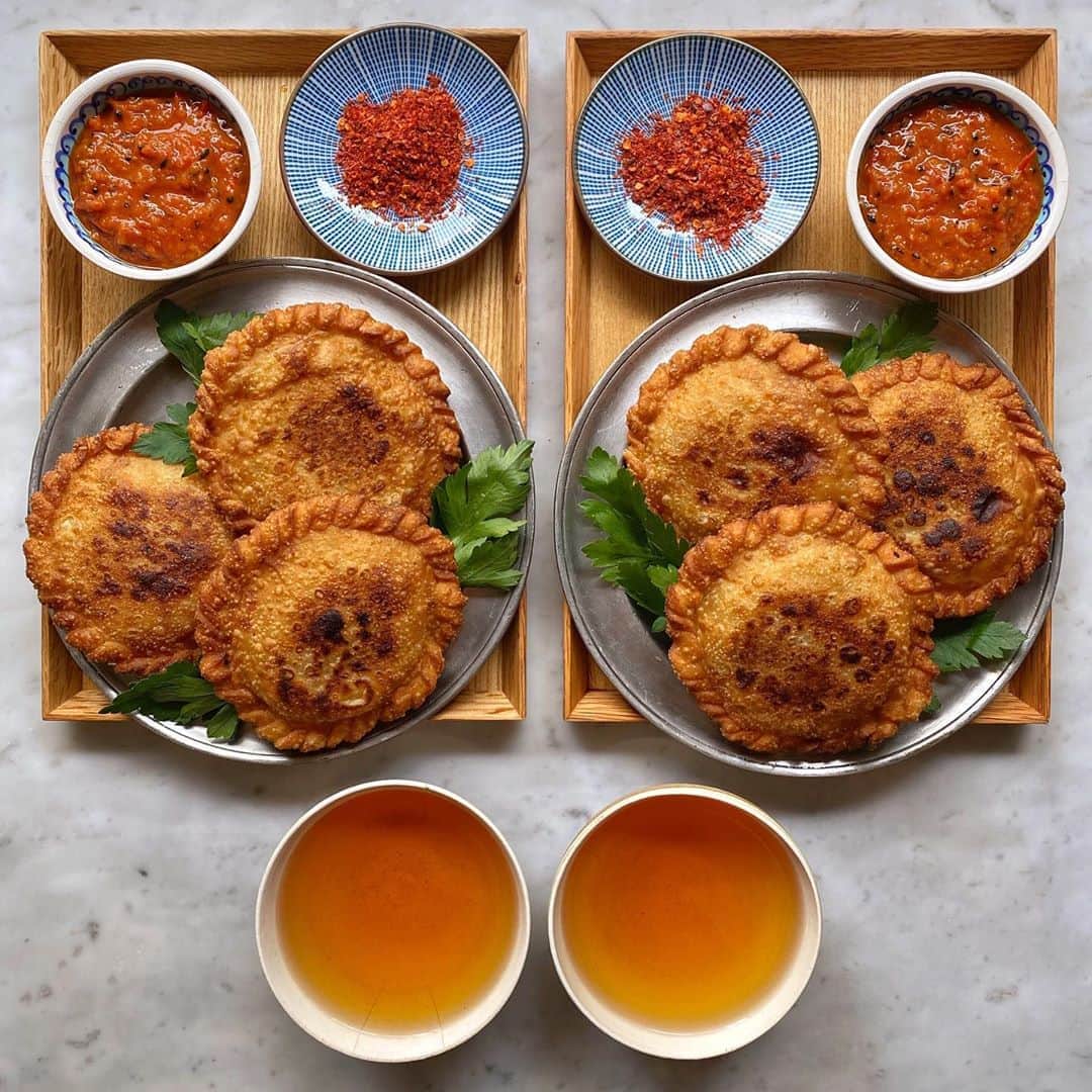 Symmetry Breakfastのインスタグラム：「ཤ་བག་ལེབ Shapale, a fried meat pie from Tibet 🏔, I found this recipe online from @experiencetibet using regular shop bought shortcrust pastry and employing my skills from learning how to pleat a pretty empanada! I made a very basic riff on tomato achar to dip. It’s a smoky, numbing and spicy chutney that’s typical of the region and more commonly known as a dip for momos 🥟Paired oh so perfectly with tea from Nepal too @junchiyabari @rareteacompany #symmetrybreakfast #yakpies #desperatedan」
