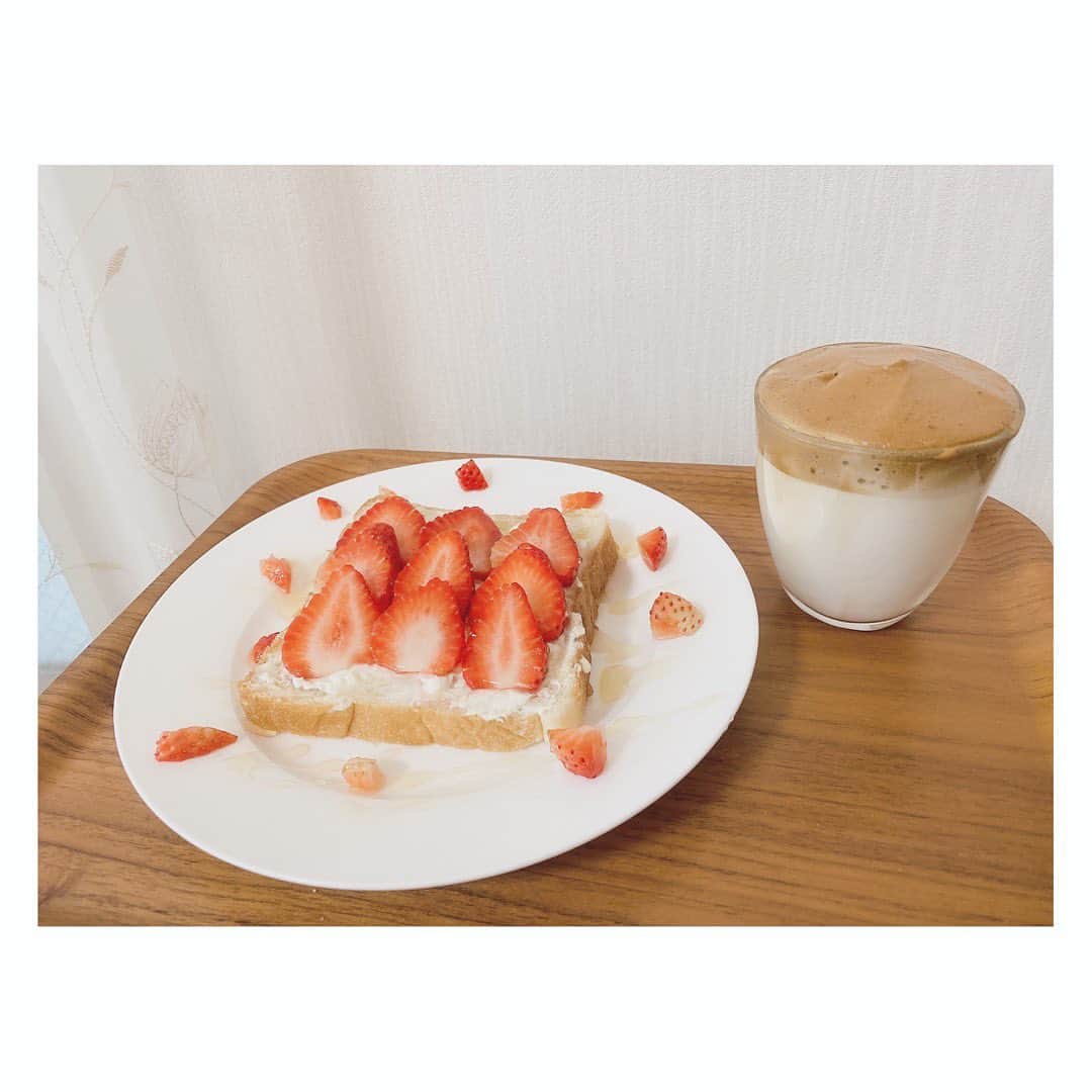 下野由貴さんのインスタグラム写真 - (下野由貴Instagram)「家にあったもので作った〜 余った苺を刻んで周りに撒き散らしてみたよ笑 #おうちカフェ #ダルゴナコーヒー #パン#🍓」4月10日 15時06分 - shimono_0402