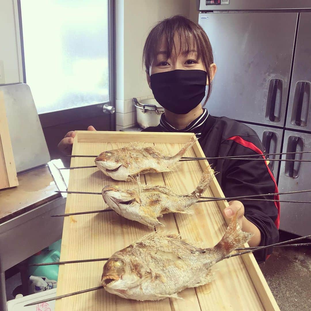 佐野優子さんのインスタグラム写真 - (佐野優子Instagram)「. 鯛を焼いてみました🐟 . . . #鯛 #祝い鯛 #入学おめでとう㊗️ #ピースの指太っ✌️笑」4月10日 15時18分 - yuko12345