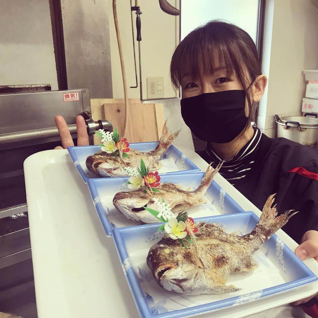 佐野優子のインスタグラム：「. 鯛を焼いてみました🐟 . . . #鯛 #祝い鯛 #入学おめでとう㊗️ #ピースの指太っ✌️笑」