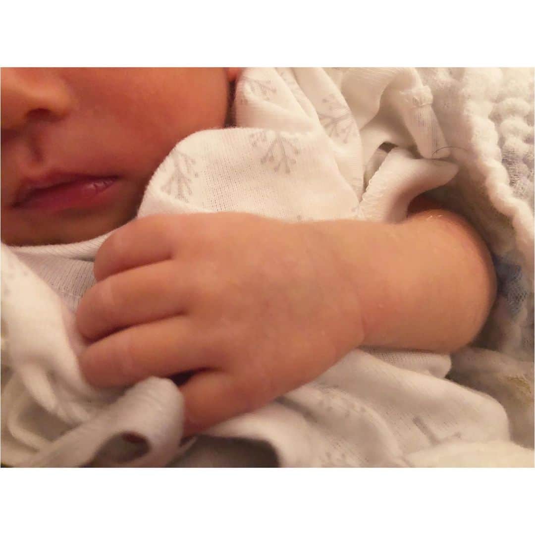 生田佳那さんのインスタグラム写真 - (生田佳那Instagram)「ご報告です。 先日、無事に元気な男の子が生まれました👶 陣痛から66時間という…丸々3日かかった壮絶な出産でしたが…言葉にできないくらい幸せな出会いが待っていました。 体のなかにこんなに可愛い生き物が生きていたなんて…♡ 大変な世の中で臨月を迎えて、不安な日々を過ごしていました。 立ち会い出産がギリギリ出来ましたが生まれてすぐから退院まで、面会が一切できず心細くて怖かったです。 きっと同じような不安を抱える妊婦さんやママもいらっしゃると思います。 どうか早く穏やかに過ごせる日々が戻ってきますように…。 そんな中でも元気に生まれてきてくれた命、大切に大切に育てていきます。  毎日ずぅーっと可愛いです♡ 胸がぎゅーってなる♡  #出産報告 #男の子ママ #生後0ヶ月 #boy #男の子ベビー  #出産 #baby #赤ちゃん #新生児 #うまれたて」4月10日 15時26分 - ikutakana