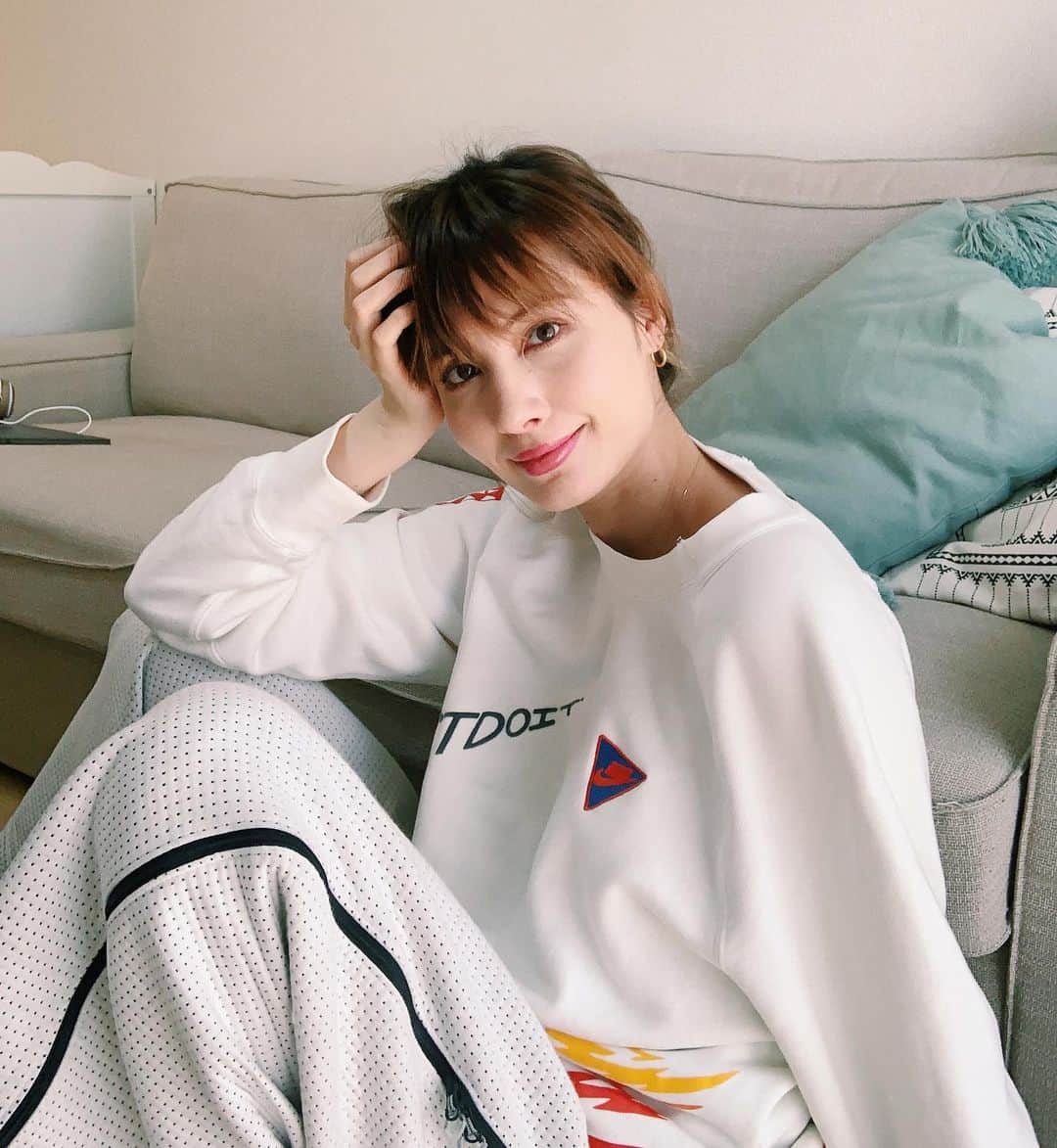 高松チェルシーリナのインスタグラム：「今日は全身ナイキで #おうち時間 🏡 ちょっと前のだけど、ナイキの癖強めトレーナー お気に入りです💡 #nike#おうちコーデ#ナイキ#allwhite#justdoit#ままコーデ#高身長女子#スポーティーコーデ」