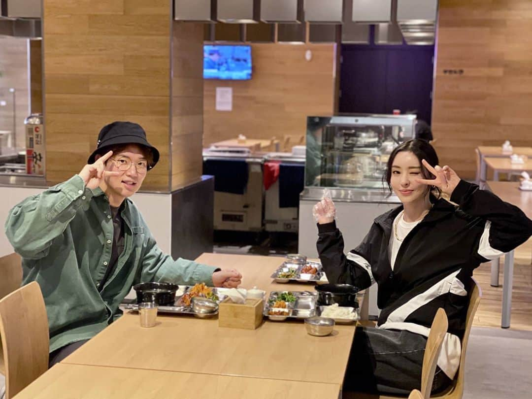 イ・ダヒさんのインスタグラム写真 - (イ・ダヒInstagram)「뀨디 또 만나요🙋‍♀️ #천재DJ #굿모닝fm장성규입니다」4月10日 15時28分 - dahee0315