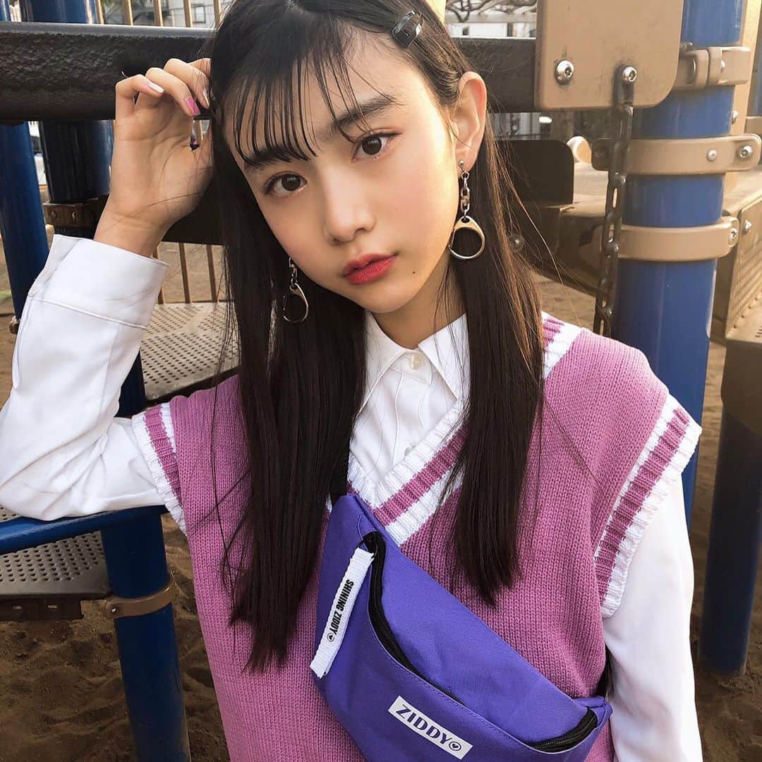 ニコ☆プチのインスタグラム：「今日もプチモのふろくのつかいかたを紹介！﻿ ﻿ ﻿ 今日は、アキ✨﻿ ﻿ ニコ☆プチ4月号の付録はZIDDYさんのウエストポーチ︎︎︎✌︎﻿ ﻿ あきは流行りのピープス女子っぽいコーデにあわせたよ︎︎⛓🖤﻿ 生地もマチもしっかりしてて使いやすいし色んなコーデにも合わせやすいの💜﻿ ﻿ ﻿ ﻿ #ニコプチ﻿ #ニコプチふろく﻿ #プチモのふろくの使い方﻿ #ニコプチふろくのある生活﻿ #付録バッグ﻿ #ジディー﻿ #ZIDDY﻿ #ふろく﻿ #近藤藍月」