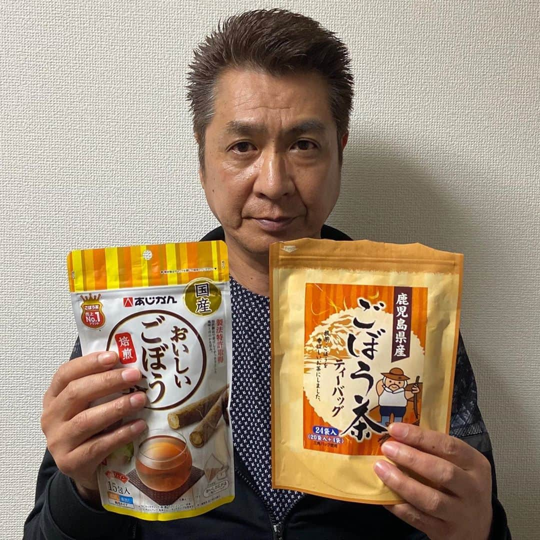 山川豊のインスタグラム：「皆さんお元気ですか、山川豊です。﻿ ﻿ ﻿ 最近は、ごぼう茶にハマっています。﻿ ﻿ 便秘にも効くし、とにかく身体にいいんですよ。﻿ 毎日500mlのペットボトル1本分は飲んでます。 ﻿ 今は大変な状況ですから、出来ることからやっていきたいですね。﻿ ﻿ #山川豊#おうち時間#ごぼう茶#ルーティン」