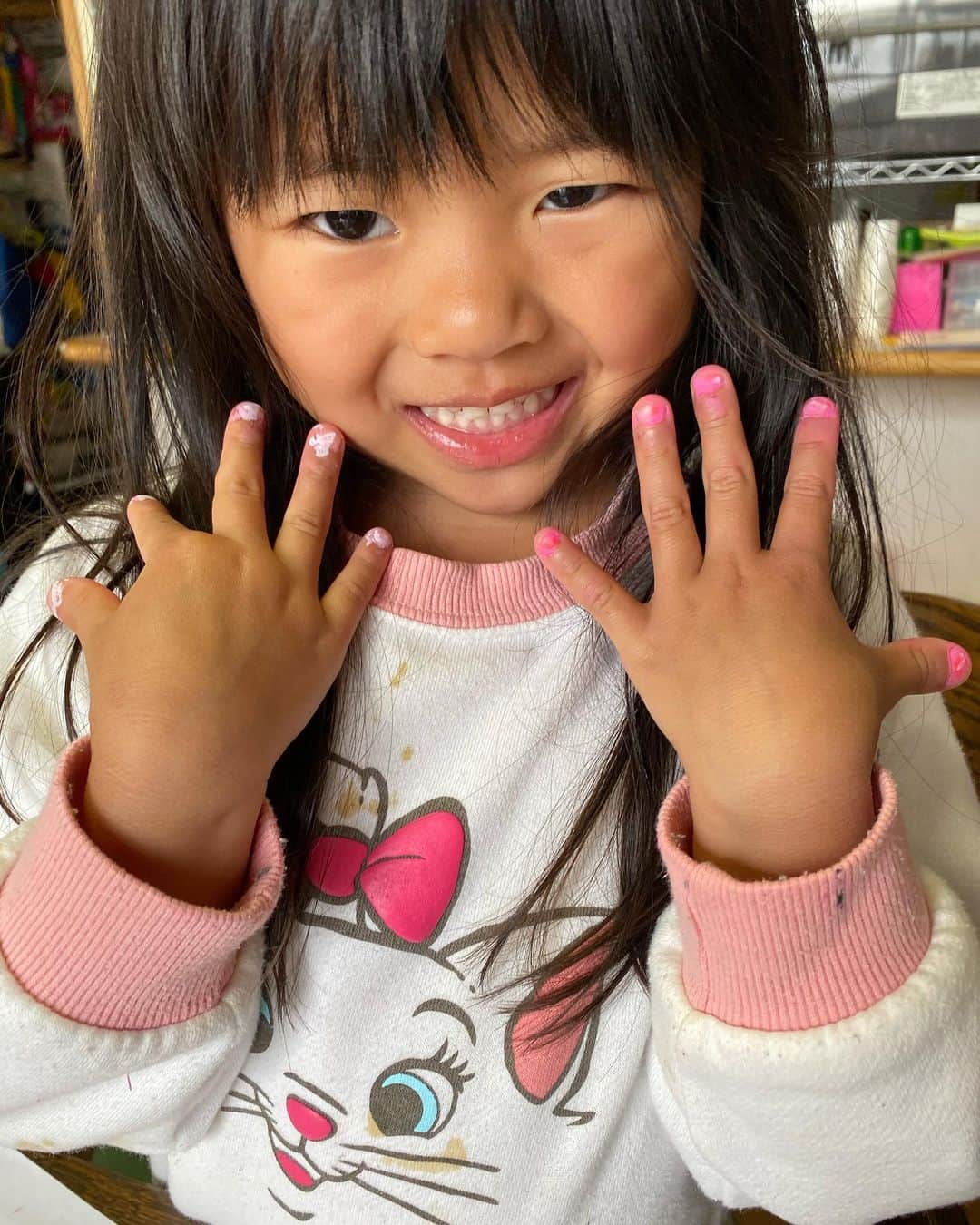 ロッシーさんのインスタグラム写真 - (ロッシーInstagram)「オシャレな娘。 娘は、4歳9ヶ月 この春幼稚園の年中さん！ 女子真っ盛り？ マジックで、ママのマネだよ！と、 マニュキュアごっこ！ 赤やピンクをじょうずに塗る！ ネイリスト要らずのテクニック！ ポーズも、一丁前で、可愛いね！  #オシャレな娘。 #娘 #4歳9ヶ月 #幼稚園 #年中 #女子真っ盛り #ママ #マネ #マニュキュア #ごっこ #ネイリスト #テクニック #ポーズ #一丁前 #可愛いね！ #野性爆弾 #ロッシー #より。 #ロシ写真 #ロシ動画 #おうち遊び #おうち時間」4月10日 15時39分 - yaseibakudan_rossy