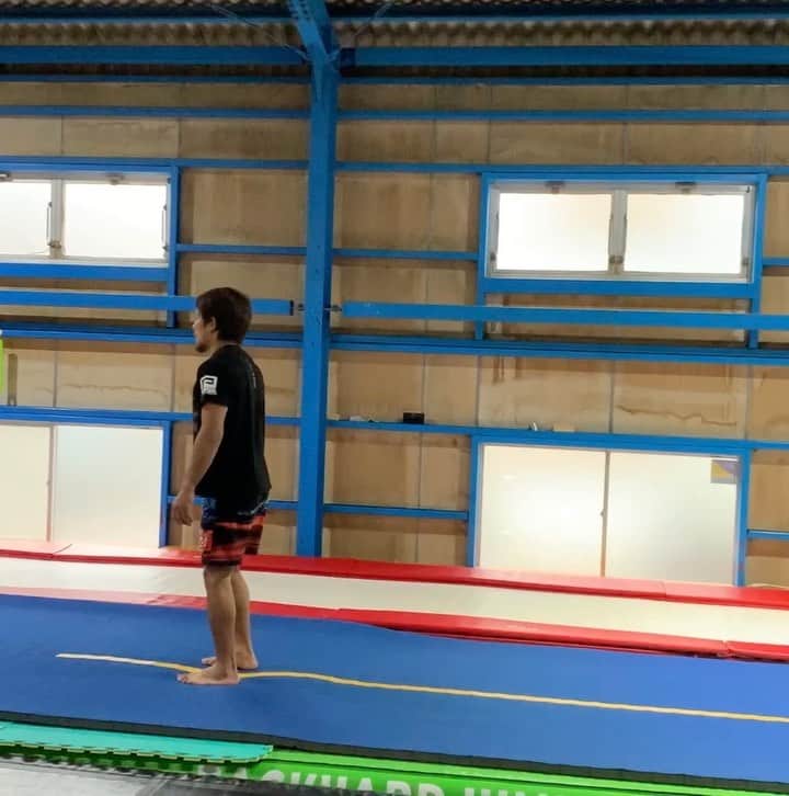 岡田遼のインスタグラム：「31歳。  できなかった事ができるようになる事　 がいちばんおもしろいです。  #鶴屋道場 #THE #バク転#バク宙 #岡田遼」