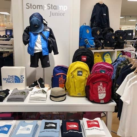 StampStompさんのインスタグラム写真 - (StampStompInstagram)「こんにちは 京都大丸店です。  ようやく暖かい日が増え、 春らしくなってきましたね🌸 THE NORTH FACE(ザ・ノース・フェイス)の春夏新作が入荷しております。  おうち時間も おしゃれに楽ちんに過ごしたいですね！ オンラインで購入できる商品もございます。プロフィールよりぜひチェックしてみてくださいね♪  #thenorthface #kidsfashion  #キッズファッション #stompstamp  #ストンプスタンプ #子ども服 #セレクトショップ」4月10日 15時59分 - stompstamp