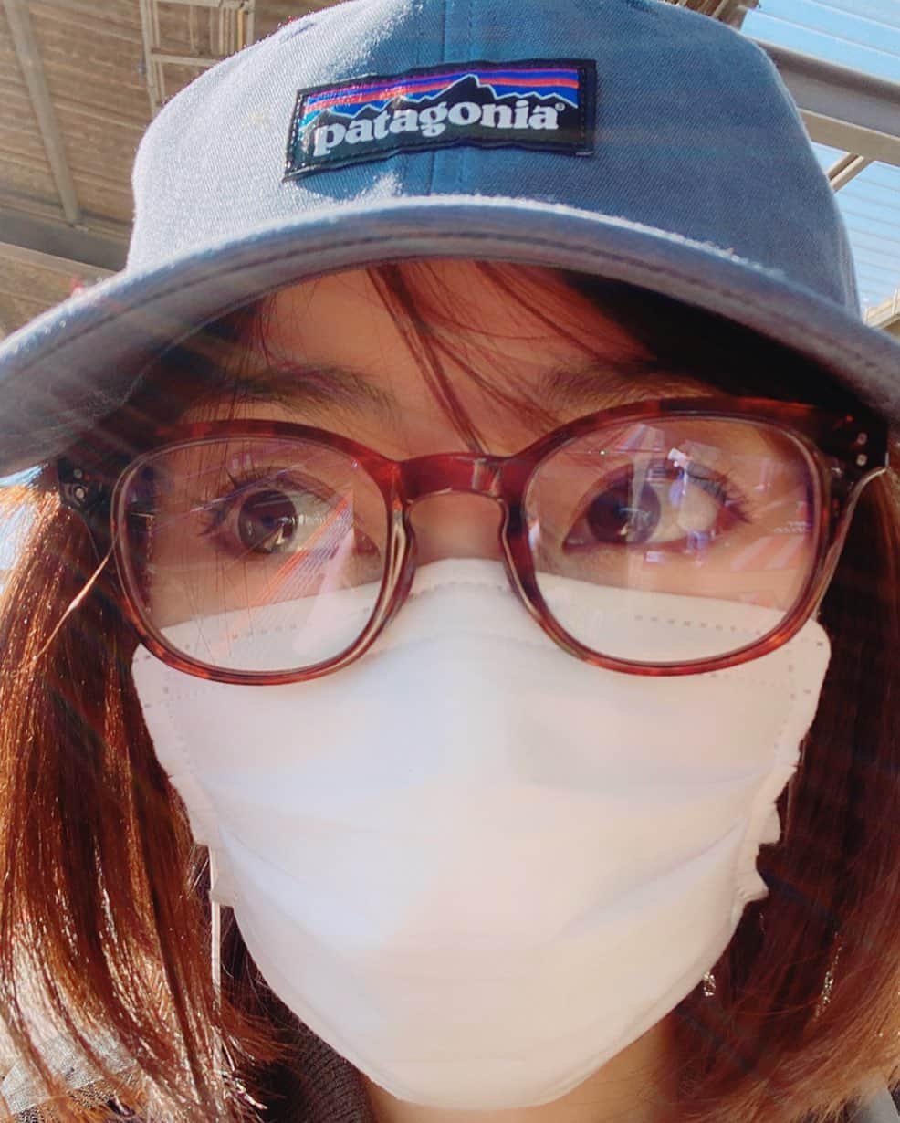福田麻衣のインスタグラム：「んちゃ！ 今日のラジオもありがとうございました このキャップで眼鏡をかけるとアラレちゃんと言われます。うほほーい これから帰ります。ばいちゃ！ キーーーン」