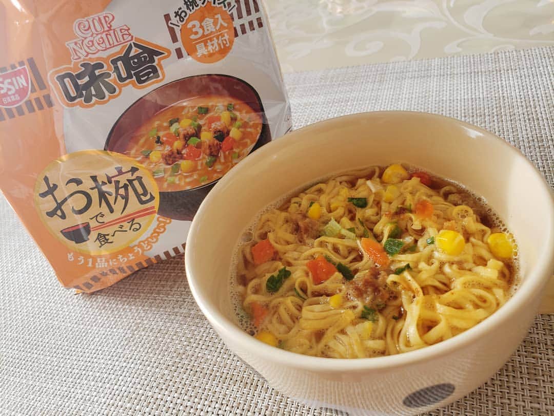 葉山いくみのインスタグラム：「おやつ！🍜 味噌初めて食べる～🍥 小腹が空いたときに丁度いいんだ(⸝⸝ˊ࿀ˋ⸝⸝)」