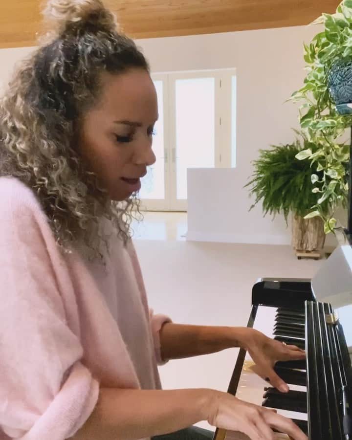 レオナ・ルイスのインスタグラム：「A little reminder “it’ll all get better in time” 🌸」