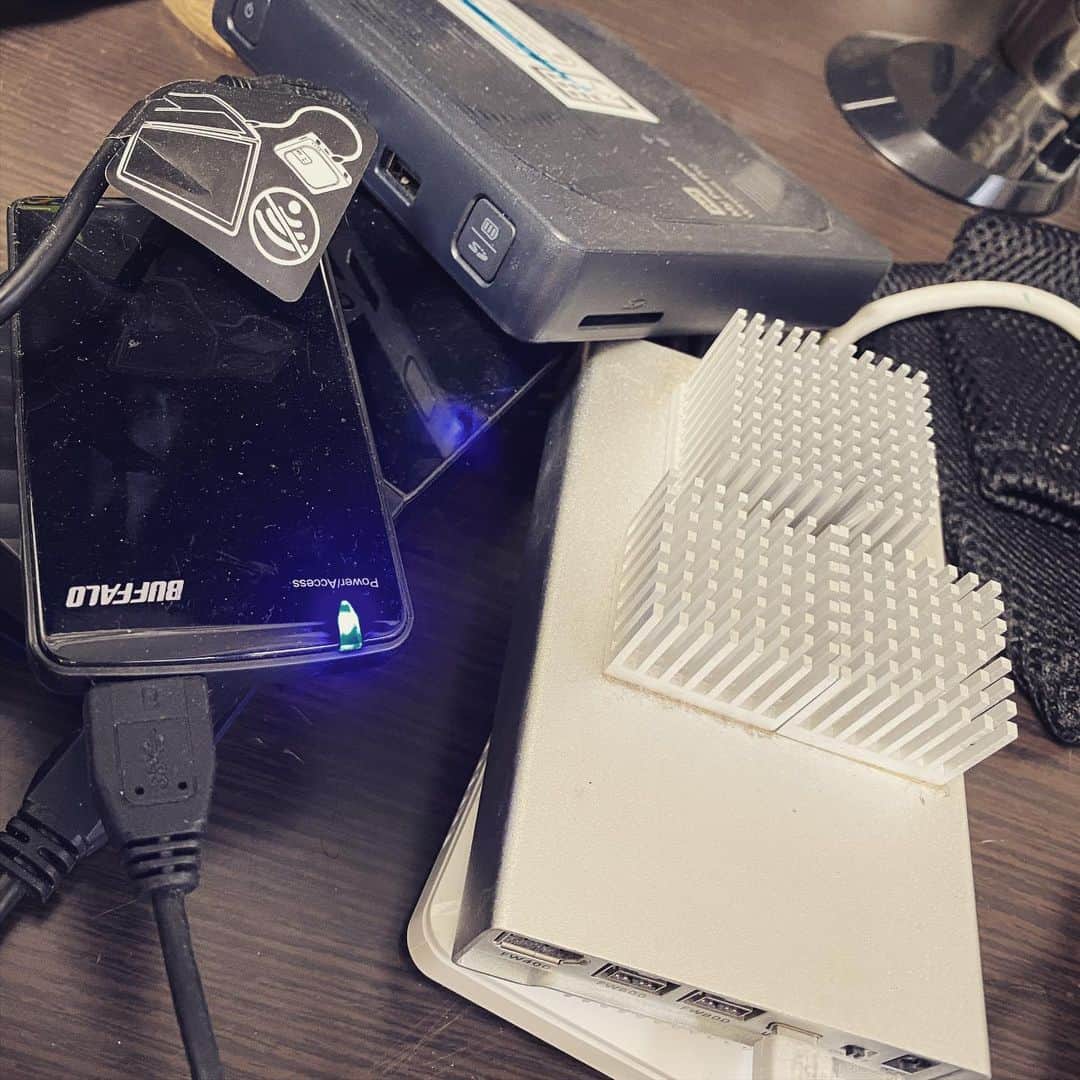 安倍吉俊のインスタグラム：「ちょっと掃除をしただけでモバイルストレージが8台出てきた。知らない間に交配してふえているのでは？」