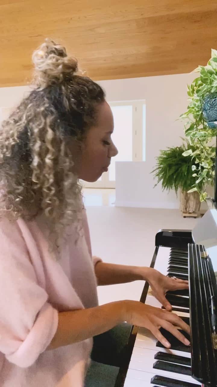 レオナ・ルイスのインスタグラム：「A Little reminder 🌸 “It’ll all get better in time”」
