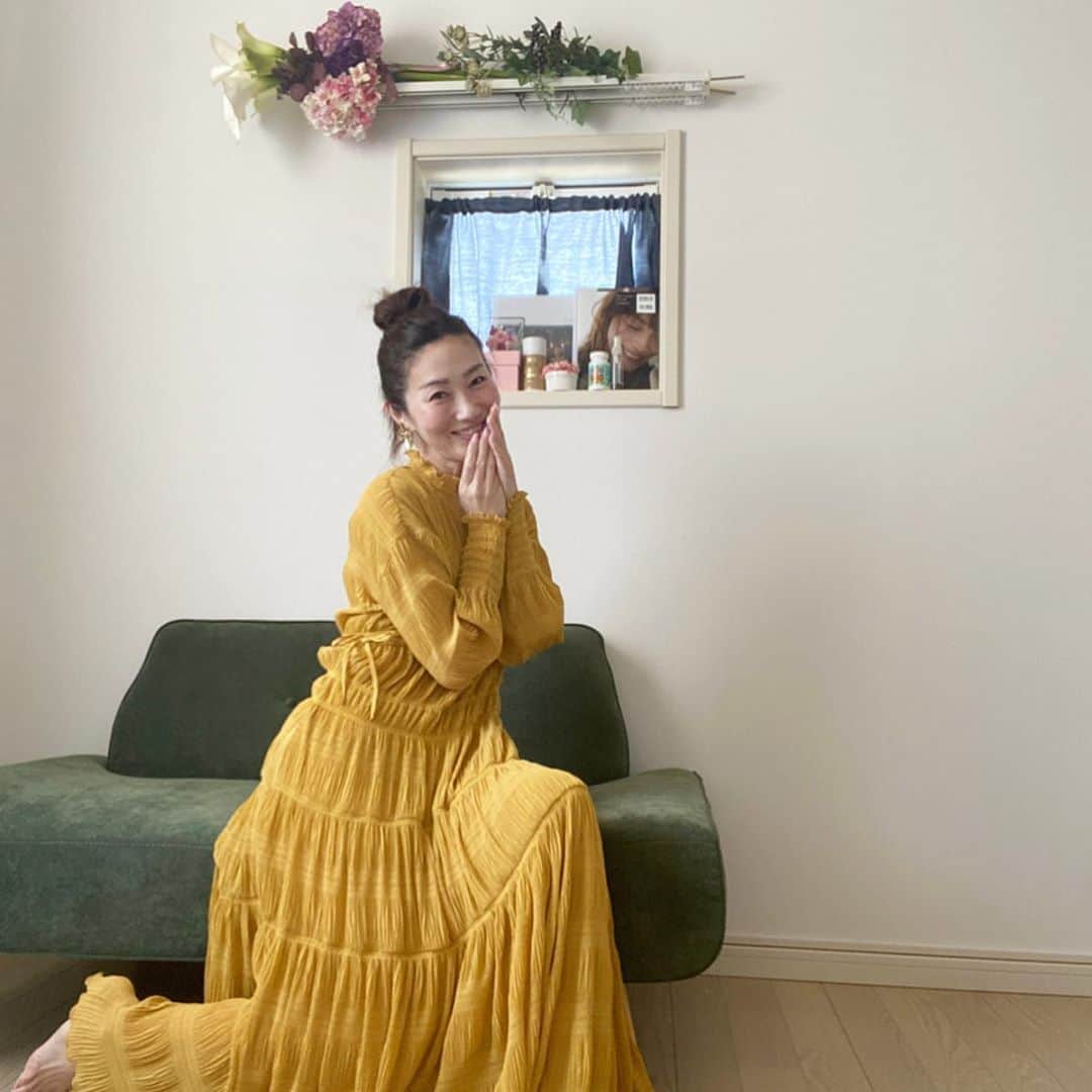 梅本理恵さんのインスタグラム写真 - (梅本理恵Instagram)「おうちで着てみたい！シリーズ。笑﻿ ﻿ お洋服の9割近くは、ネットショッピング♡﻿ ﻿ SNSとか通販サイトとかで、お洋服を見てると幸せ〜な気持ちになります。﻿ もはや趣味。笑﻿ ﻿ この色とこの色の組み合わせ、すきだな〜♡﻿ と、ときめいて。﻿ ﻿ 気付いたら脳が覚醒されて、笑。﻿ 突然クローゼットの前に立ち、コーデを組み始めます。﻿ あやしいひと。⁈﻿ ﻿ もちろんいつもはね、お外へもショッピングに行きますよー。﻿ 鏡の前で合わせたり、試着したり。﻿ 大好きです♡﻿ どうやらお洋服が大好きみたい。笑 ﻿ おうち時間が増える＝趣味の時間が増える﻿ 出費も増えてるな…これ。笑﻿ 自主規制します。。﻿ ﻿ ﻿ストーリーズ♡ たくさんの皆さまに見ていただき、ありがたくてうれしいです。 励みになります☺︎ ﻿ ﻿  #おうち時間#stayhome#おうちで過ごそう #落ち着こう#うちにいよう #お仕事してくださってる皆さま #ありがとうございます#amerivintage #アメリヴィンテージ #ワンピース #ワンピースコーデ #おうちで試着 #最近#おだんごヘア 多め#アラフォー#アラフィフ#美魔女#美魔女コンテスト #美魔女モデル #はんなり美魔女#レジェンド美魔女#梅本理恵#team美魔女#team美魔女9期生」4月10日 16時36分 - rie___12ki