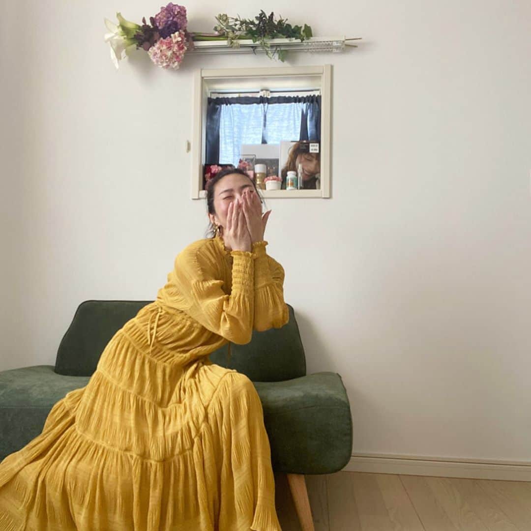 梅本理恵さんのインスタグラム写真 - (梅本理恵Instagram)「おうちで着てみたい！シリーズ。笑﻿ ﻿ お洋服の9割近くは、ネットショッピング♡﻿ ﻿ SNSとか通販サイトとかで、お洋服を見てると幸せ〜な気持ちになります。﻿ もはや趣味。笑﻿ ﻿ この色とこの色の組み合わせ、すきだな〜♡﻿ と、ときめいて。﻿ ﻿ 気付いたら脳が覚醒されて、笑。﻿ 突然クローゼットの前に立ち、コーデを組み始めます。﻿ あやしいひと。⁈﻿ ﻿ もちろんいつもはね、お外へもショッピングに行きますよー。﻿ 鏡の前で合わせたり、試着したり。﻿ 大好きです♡﻿ どうやらお洋服が大好きみたい。笑 ﻿ おうち時間が増える＝趣味の時間が増える﻿ 出費も増えてるな…これ。笑﻿ 自主規制します。。﻿ ﻿ ﻿ストーリーズ♡ たくさんの皆さまに見ていただき、ありがたくてうれしいです。 励みになります☺︎ ﻿ ﻿  #おうち時間#stayhome#おうちで過ごそう #落ち着こう#うちにいよう #お仕事してくださってる皆さま #ありがとうございます#amerivintage #アメリヴィンテージ #ワンピース #ワンピースコーデ #おうちで試着 #最近#おだんごヘア 多め#アラフォー#アラフィフ#美魔女#美魔女コンテスト #美魔女モデル #はんなり美魔女#レジェンド美魔女#梅本理恵#team美魔女#team美魔女9期生」4月10日 16時36分 - rie___12ki