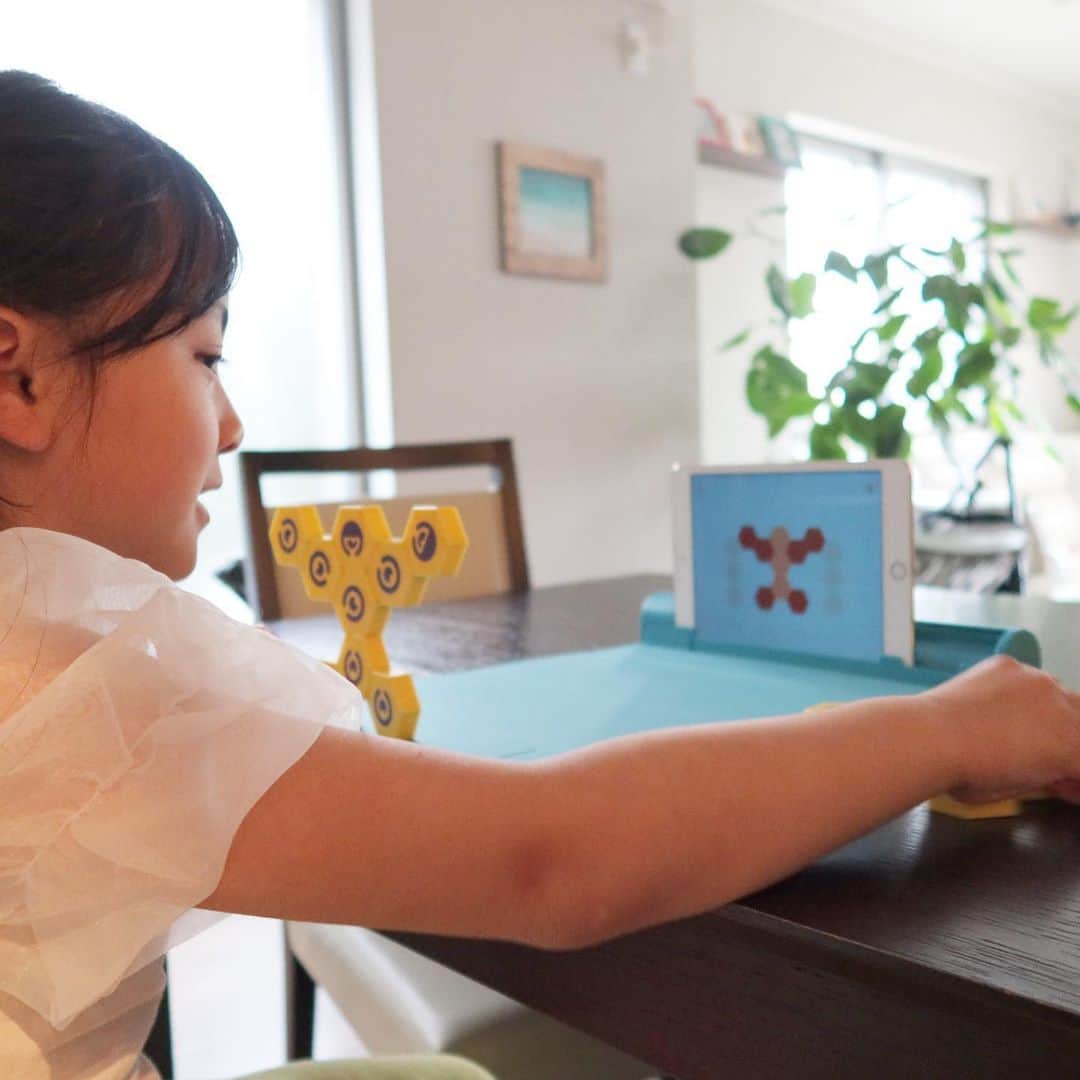 筧沙奈恵さんのインスタグラム写真 - (筧沙奈恵Instagram)「毎日のおうち時間にピッタリな、算数とブロックのラーニングキットCountとLink ＠plugocount 🧱 ・ 専用のアプリをダウンロードして、スマホやタブレットをセットすればすぐに遊べます！ ・ 6歳の娘は、リンクでお題に合わせた形にブロックを組み合わせたり、カウントで数を数えたりするのにハマって集中してやっています👧 ・ カウントのおかげで「奇数・偶数」の概念を覚えることができました😊日本語にも英語にも切り替えられるので、英語の勉強にも！ ・ ゲーム感覚で頭の体操になるので、親としてもありがたい😌大人もついつい夢中になるおもしろさです♪ ・  #ママ #子育て #育児 #知育玩具 #ママガール #mamagirl #iPad #おもちゃ #おしゃれ #プレゼント #インテリア #小学生 #幼稚園 #おもちゃ #算数 #勉強 #英語教育 #最先端教育 #教育 #ママ #入学祝い #入園祝い #学習」4月10日 16時45分 - sanaekakei