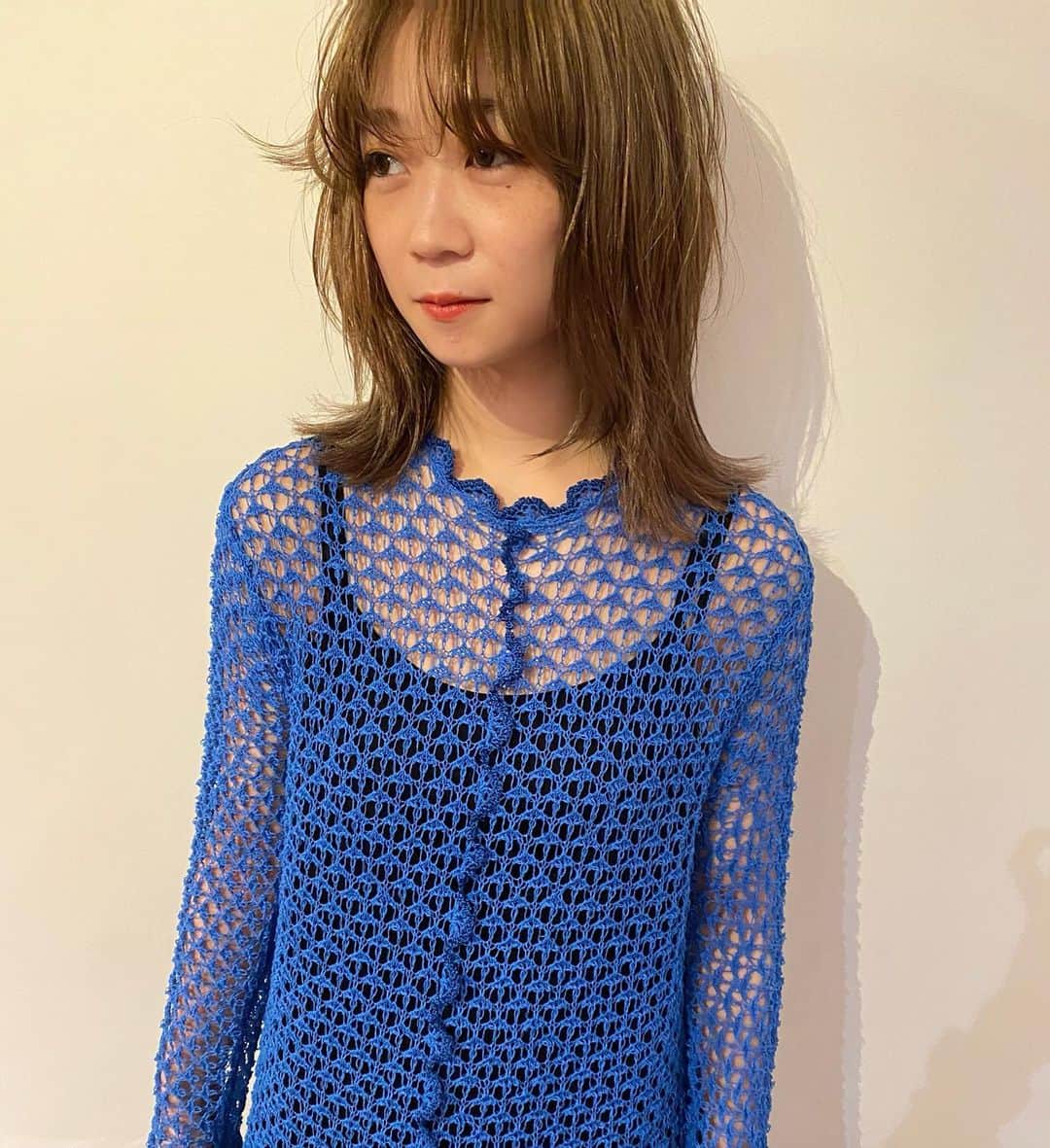 高橋有紀のインスタグラム：「3月の載せ忘れ！黒髪からまたしてもブリーチしたくなったユカちゃん笑。でも似合っちゃうから良いのです❤︎ ほんとおしゃれで可愛くて、ママになってもまた違う楽しみ方をしているのも良いな〜と思ってる スタイリング剤は今月末に発売するバームを使ってます 今はサロンお休み中ですが、まずLINE@のタイムラインでちょっとお知らせしようと思ってます☺︎ #lysa_yuki」