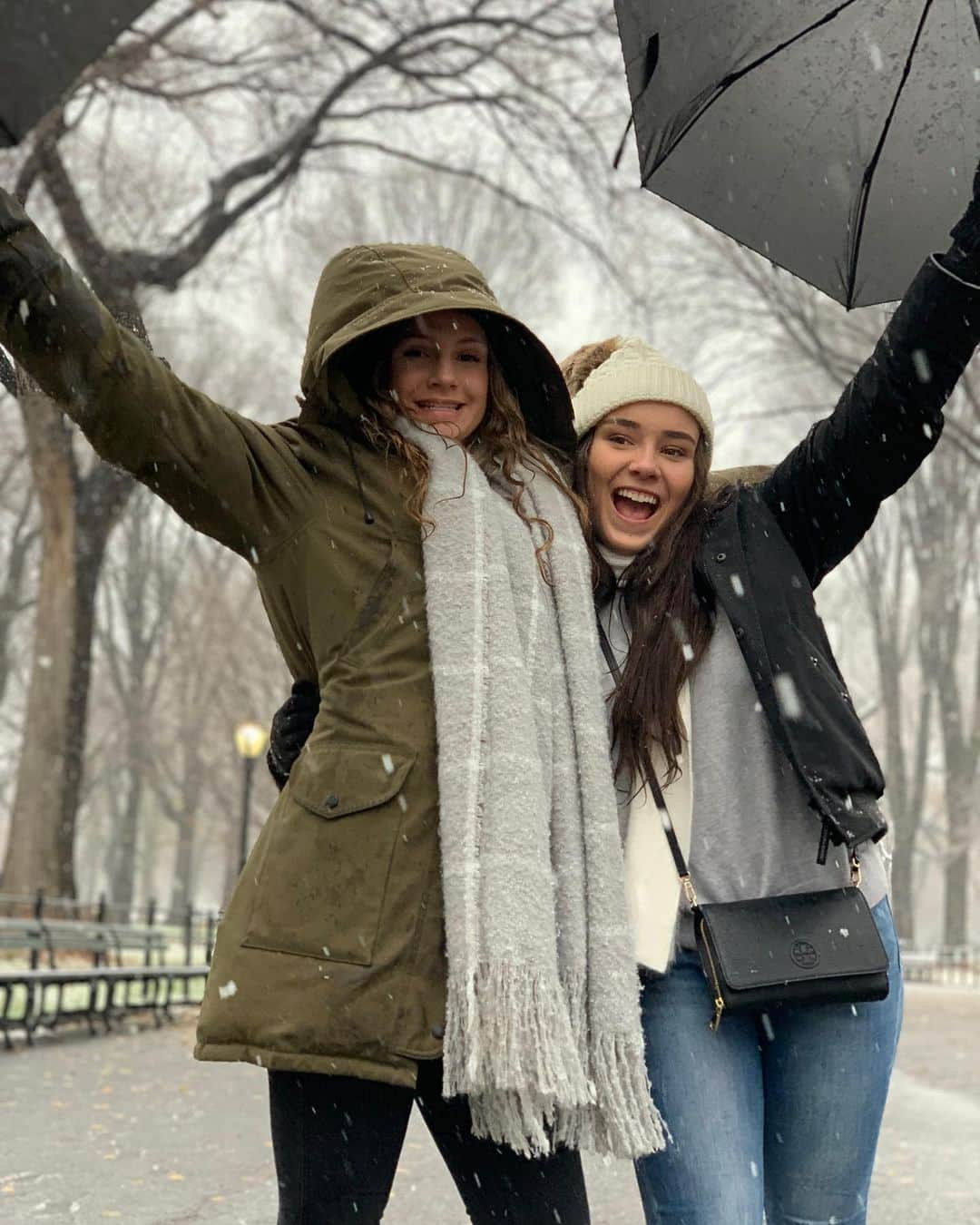 Estella Matthewsonのインスタグラム：「Missing the snow and my partner in crime ❄️」