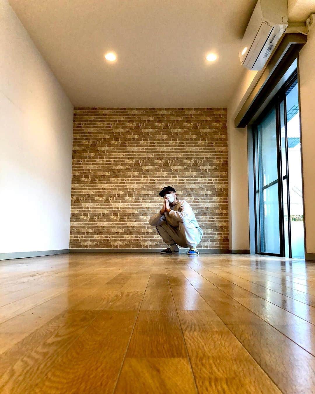 ZEN-LA-ROCKのインスタグラム：「こんな時期にでしたが。。 自分史上、最大HARDな引っ越しを終える事が出来ました😭 5年近く住んだ家には引っ越し時にセク山さんが『オタク IN THA HOOD』で来てくれたり、FNCYのMVで使ったりetc... 思い出が奥の奥まで詰まり過ぎっ エモ太郎になっちゃうぜ🥺 新しい家からもまた色々発表出来る様に精進したいと思うので皆様引き続き宜しくで御座います🔥 stay safe🤜🏽🦠🤛🏽 y/e/p . . . #zenlarock #オタクinthahood #セク山 #fncy #今夜はmedicine #エモ太郎 #腰崩壊」