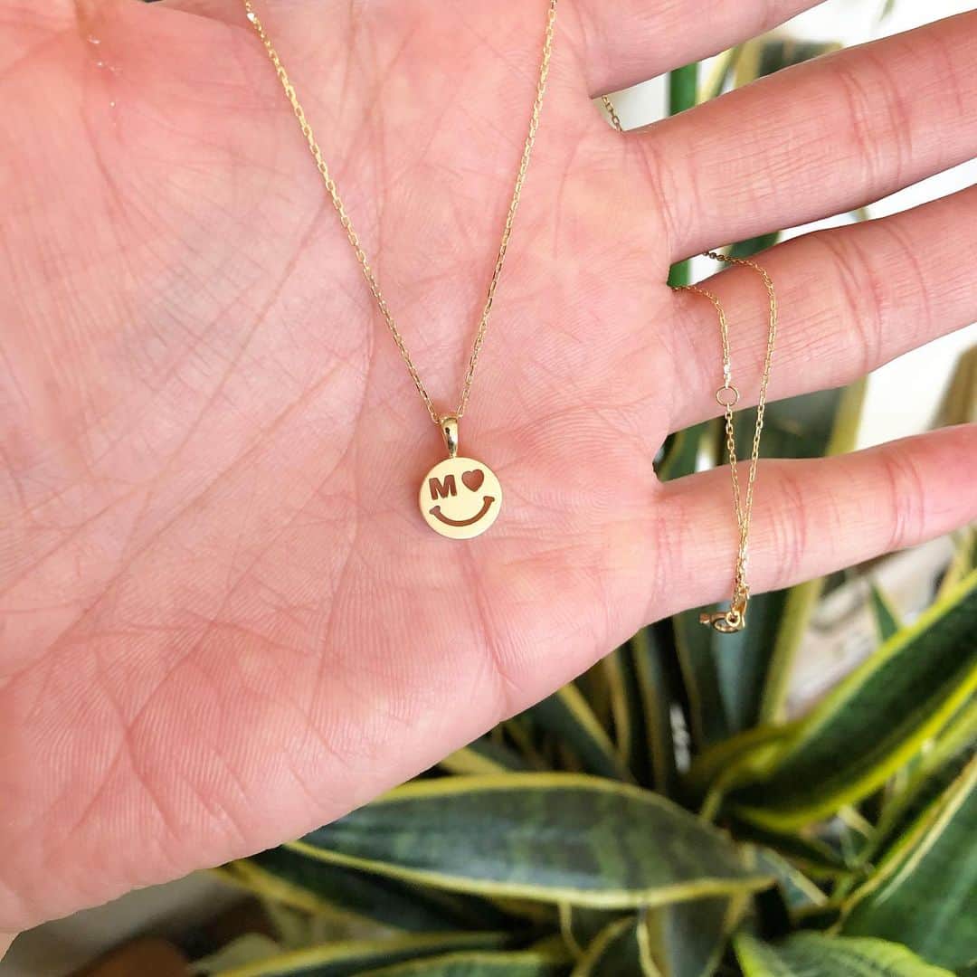 のインスタグラム：「K18YG / M♡ smile necklace. . スマイルの目をお好みのイニシャルに変えて製作！ 今回はM&♡スマイル . #tsuneokajewelry#スマイル#オーダーメイド#イニシャル#k18#ゴールド#ユニセックス#ジュエリー#ニコちゃん」