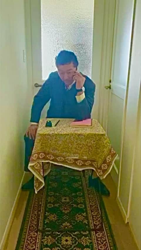 浅野忠信のインスタグラム：「机と椅子の男」