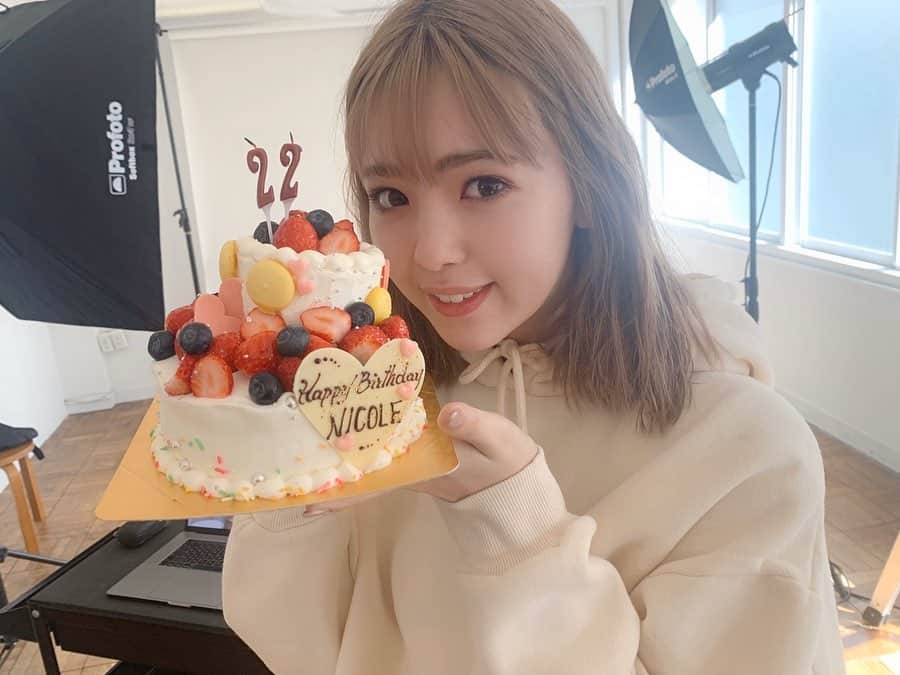 ViViさんのインスタグラム写真 - (ViViInstagram)「おうち時間を過ごしてる方に、 胸きゅんをお届け❤️ 2月のニコルの誕生日直前に、 Viseeとの動画撮影で 共演したニコルと神尾楓珠くん💕💕 神尾くんがケーキを渡してくれました✨ 3枚目はケーキを持って写真を撮る ニコルを見守る神尾くん😍 IGTVでアップした二人の胸きゅん動画『運命のeye』、お見逃しなく〜‼️ #viviのおうち時間は世界イチ可愛い #viviおうち時間応援キャンペーン #viviおうち時間 #vivi #visee #ヴィセ#運命のeye #グロッシーリッチアイズN #藤田ニコル#神尾楓珠 #神尾楓珠くん好きな人と繋がりたい #謎のイケメン #今年一番の胸きゅん動画#胸きゅん#国宝級イケメン #アイカラー #アイシャドウ #アイメイク #レッドカラー #赤メイク #新作コスメ #春コスメ #春メイク #トレンドメイク #もてメイク #にこふうじゅ #にこふう」4月10日 16時58分 - vivi_mag_official