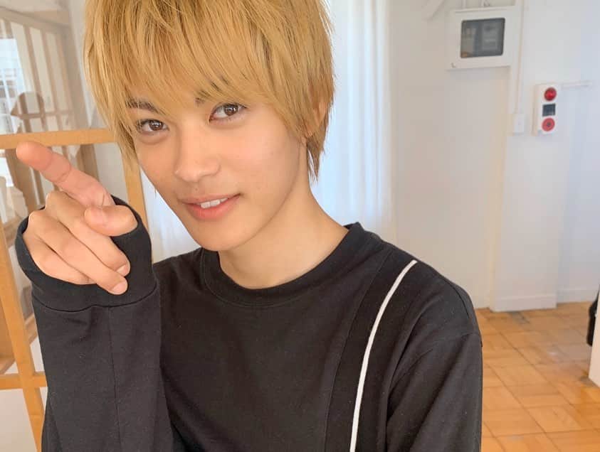 ViViさんのインスタグラム写真 - (ViViInstagram)「おうち時間を過ごしてる方に、 胸きゅんをお届け❤️ 2月のニコルの誕生日直前に、 Viseeとの動画撮影で 共演したニコルと神尾楓珠くん💕💕 神尾くんがケーキを渡してくれました✨ 3枚目はケーキを持って写真を撮る ニコルを見守る神尾くん😍 IGTVでアップした二人の胸きゅん動画『運命のeye』、お見逃しなく〜‼️ #viviのおうち時間は世界イチ可愛い #viviおうち時間応援キャンペーン #viviおうち時間 #vivi #visee #ヴィセ#運命のeye #グロッシーリッチアイズN #藤田ニコル#神尾楓珠 #神尾楓珠くん好きな人と繋がりたい #謎のイケメン #今年一番の胸きゅん動画#胸きゅん#国宝級イケメン #アイカラー #アイシャドウ #アイメイク #レッドカラー #赤メイク #新作コスメ #春コスメ #春メイク #トレンドメイク #もてメイク #にこふうじゅ #にこふう」4月10日 16時58分 - vivi_mag_official