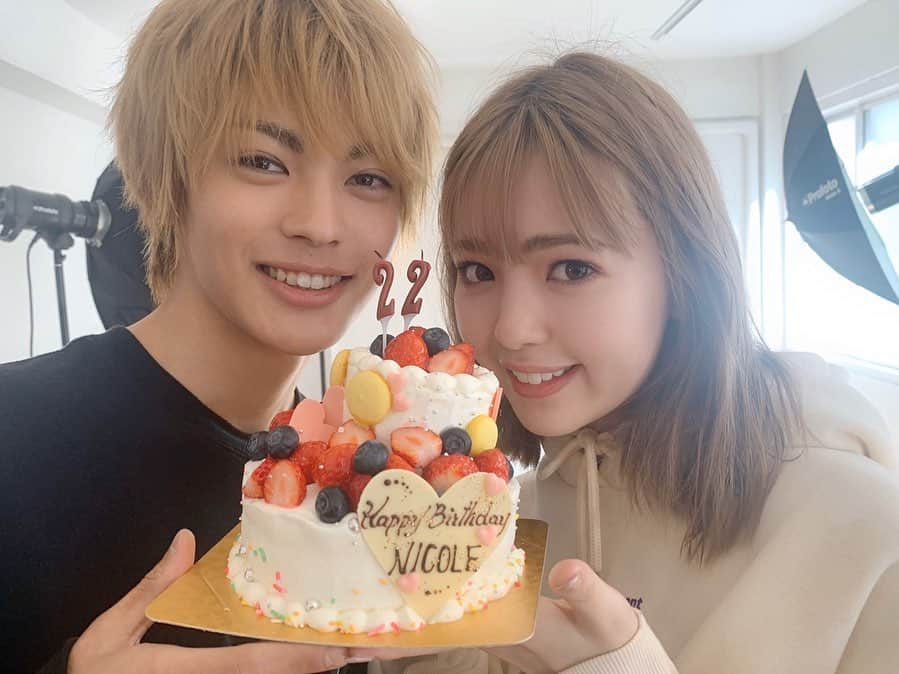 ViViさんのインスタグラム写真 - (ViViInstagram)「おうち時間を過ごしてる方に、 胸きゅんをお届け❤️ 2月のニコルの誕生日直前に、 Viseeとの動画撮影で 共演したニコルと神尾楓珠くん💕💕 神尾くんがケーキを渡してくれました✨ 3枚目はケーキを持って写真を撮る ニコルを見守る神尾くん😍 IGTVでアップした二人の胸きゅん動画『運命のeye』、お見逃しなく〜‼️ #viviのおうち時間は世界イチ可愛い #viviおうち時間応援キャンペーン #viviおうち時間 #vivi #visee #ヴィセ#運命のeye #グロッシーリッチアイズN #藤田ニコル#神尾楓珠 #神尾楓珠くん好きな人と繋がりたい #謎のイケメン #今年一番の胸きゅん動画#胸きゅん#国宝級イケメン #アイカラー #アイシャドウ #アイメイク #レッドカラー #赤メイク #新作コスメ #春コスメ #春メイク #トレンドメイク #もてメイク #にこふうじゅ #にこふう」4月10日 16時58分 - vivi_mag_official