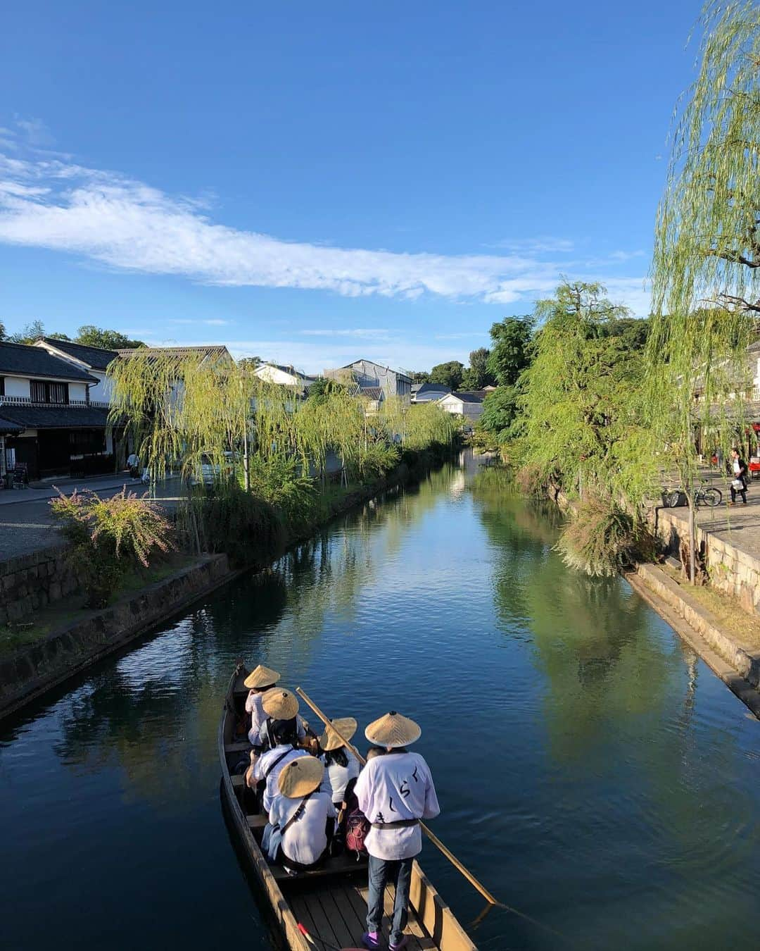 はらさんのインスタグラム写真 - (はらInstagram)「思い出し癒し写真  岡山県倉敷  #思い出し癒し写真 #岡山県  #倉敷  #旅  #歩くと着いてきて止まると止まってまた歩くとくっついてきた可愛い白鳥🦢🦢」4月10日 16時59分 - univershara