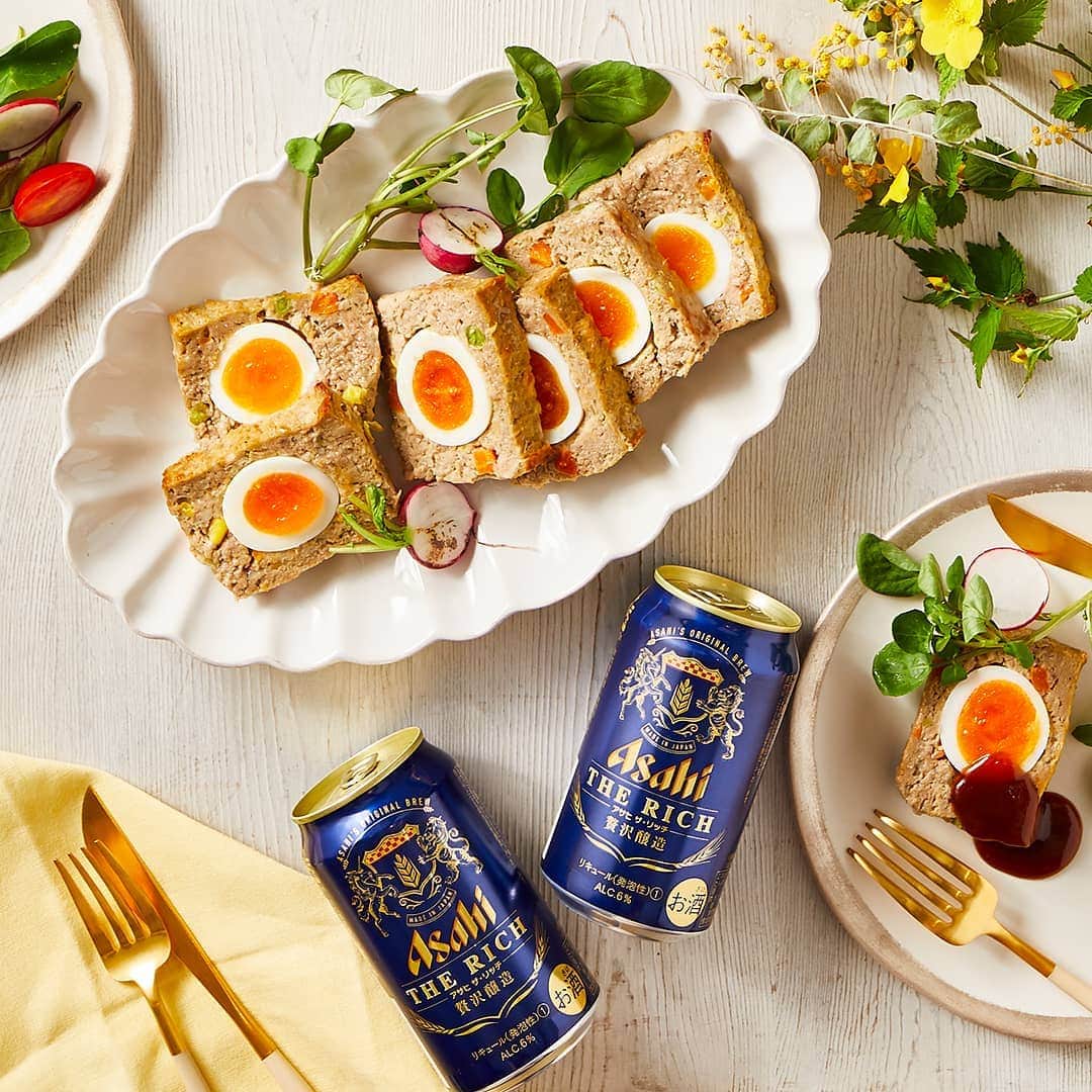 アサヒビールさんのインスタグラム写真 - (アサヒビールInstagram)「【大満足の一皿✨ミートローフ✨】﻿﻿ ﻿ 今年のイースターは4月12日🐇﻿ レシピが気になったら、保存📌してチャレンジしてみてね👍﻿ ﻿ イースター料理にちょっと豪華なミートローフはいかがですか❓﻿ ジューシーなお肉料理には、贅沢なコクの「アサヒ ザ・リッチ」が最高😋✨﻿ ﻿ 作ってみたら #アサヒで乾杯 をつけて投稿してね🍻﻿ ﻿ ■■■───────﻿ ﻿ ◆材料（4人分）🍽﻿﻿ ・卵：3個﻿ ・★卵：1個﻿ ・★パン粉：45g﻿ ・★牛乳：130cc﻿ ・玉ねぎ：1個﻿ ・ミックスベジタブル：50g﻿ ・バター：15g﻿ ・合いびき肉：300g﻿ ・葉野菜やラディッシュ：お好きな分だけ﻿ ・ナツメグ：少々﻿ ・塩：少々﻿ ・コショウ：少々﻿ ・●ケチャップ：1/4カップ﻿ ・●ウスターソース：1/4カップ﻿ ﻿ ◆作り方🍽﻿﻿ ①ゆで卵を3個つくる﻿ ﻿ ②★の材料をボールで合わせ、パン粉に水分を吸わせる﻿ ﻿ ③オーブンを200℃で予熱しておく﻿ ﻿ ④バターを熱したフライパンで、みじん切りした玉ねぎとミックスベジタブルを炒め、粗熱をとる﻿ ﻿ ⑤"②"のボールに"④"と合いびき肉、ナツメグ、塩、コショウを加えてしっかり捏ねる﻿ ﻿ ⑥パウンド型（20×8×6cm）にオーブンシートを敷き、型の高さ1/3まで"⑤"のタネを詰める﻿ ﻿ ⑦タネの上に"①"のゆで卵を並べ、残りのタネをすべて詰める。ヘラ等で表面や角を平らに整える﻿ ﻿ ⑧オーブンで35分焼く。竹串を刺して肉汁が透明になっているか確認する﻿ ﻿ ⑨●を合わせてソースを作る。（"⑧"ででた肉汁はソースと合わせる）﻿ ﻿ ⑩食べやすい厚さでカットし、お好みで葉野菜やラディッシュを盛り付ける﻿ ﻿ ───────■■■﻿ ﻿ #アサヒビール #アサヒ #asahibeer #asahi #アサヒザリッチ #ザリッチ #asahitherich #therich #ライバルはプレミアム #ビール #beer #新ジャンル #イースター #イースターごはん #イースター料理 #卵料理 #ミートローフ #レシピ #夕食 #おつまみ #晩酌 #晩酌飯 #晩ごはん #家飲み #宅飲み #今日の一杯 #乾杯 #🍺 #🍻」4月10日 17時00分 - asahibeer_jp