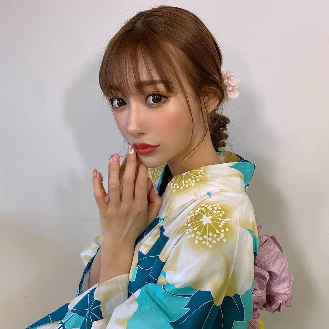 明日花キララのインスタグラム：「フルバングでも似合うアレンジ模索中🏡🙎🏻‍♀️✂️」