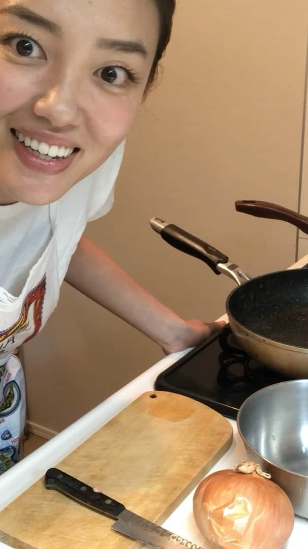 阿部優貴子のインスタグラム：「* 母直伝のハンバーグ！👩‍🍳 ツッコミどこ満載ですが、ズボラでもなんとかなります✌️ *  材料(2人分) ✔︎牛豚ひき肉250g ✔︎玉ねぎ半分 ✔︎卵一個 ✔︎生パン粉大さじ2 ✔︎牛乳大さじ1 ✔︎塩胡椒少々  ソース ✔︎水 ✔︎コンソメキューブ一個 ✔︎ケチャップ大さじ4 ✔︎ウスターソース大さじ3.5 ✔︎ローリエ一枚(なくてもok)  #あべゆきごはん#おうちじかん #おうちごはん#ハンバーグ#igtv#初igtv#instacooking#料理動画#stayhomestaysafe#おうちじかんを楽しもう#ズボラあべゆきクッキング」