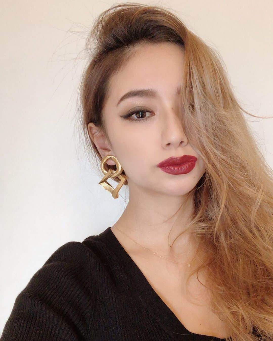 椿彩加のインスタグラム：「. 昨晩switchのワンピース やりすぎて寝不足でございます、、🛏 . 美容院も行けないから 髪色がどえらい事になってるわ。 ムラシャン40分くらい漬け置きしないと。 さっご飯食べたから仕事頑張りますかね。 . #stayhome #家で夜は #ゲーム #switch #ワンピース #美容院 #行きたい #カラー #したい #髪色 #バケモン #右目 #すっぴんなので #髪で #隠させていただいております #それにしても #肌 #ずいぶん #白くなったな」