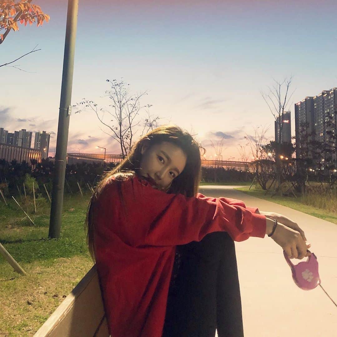 hyeriのインスタグラム：「착각하지말고 나한테관심좀꺼쥴랭,, #난알고있다😎😎#폭탄주의💣」