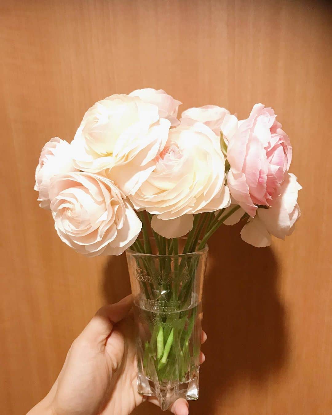 橘ケンチさんのインスタグラム写真 - (橘ケンチInstagram)「ラナンキュラス🌸✨ 家に花があるっていいな😄✨ #花を生ける #花瓶ではなく実はグラス #以前ツアーグッズで作りました #この使い方もありじゃない #プチ華道 #おうち時間 #綺麗なものに触れる #stayhome」4月10日 17時12分 - kenchitachibana