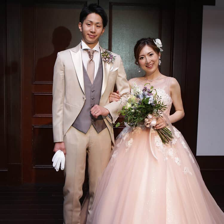 ホテルモントレウェディング【公式】 のインスタグラム：「♥ @montereyweddingをフォローして 『 #モントレ花嫁 』『 #ホテルモントレ』の タグをつけて投稿してくださいね＊*. . 💒👰ホテルモントレ仙台 @hotelmontereysendai_wedding . 薄ピンクのドレスに、ナチュルな花材の クラッチブーケで春らしさをプラス♡✧* . ——————————. ◆ブライダルフェア予約はこちらをcheck＊* http://bit.ly/2IdN6dk ◆ホテルモントレ仙台の公式HPはこちら* https://www.monterey-wedding.jp/sendai/ ——————————. . #ホテルモントレ仙台 #モントレ仙台 #仙台 #sendai #モントレ #モントレ花婿 #プレ花嫁 #卒花 #weddingdress #プラコレ #ウエディングニュース #marryxoxo #wedding #dress #結婚式場 #日本中のプレ花嫁さんと繋がりたい #ブライダルフェア #結婚式 #パーティ #披露宴 #2020年春婚 #2020年夏婚 #2020年秋婚 #2020年冬婚 #ホテルウェディング」