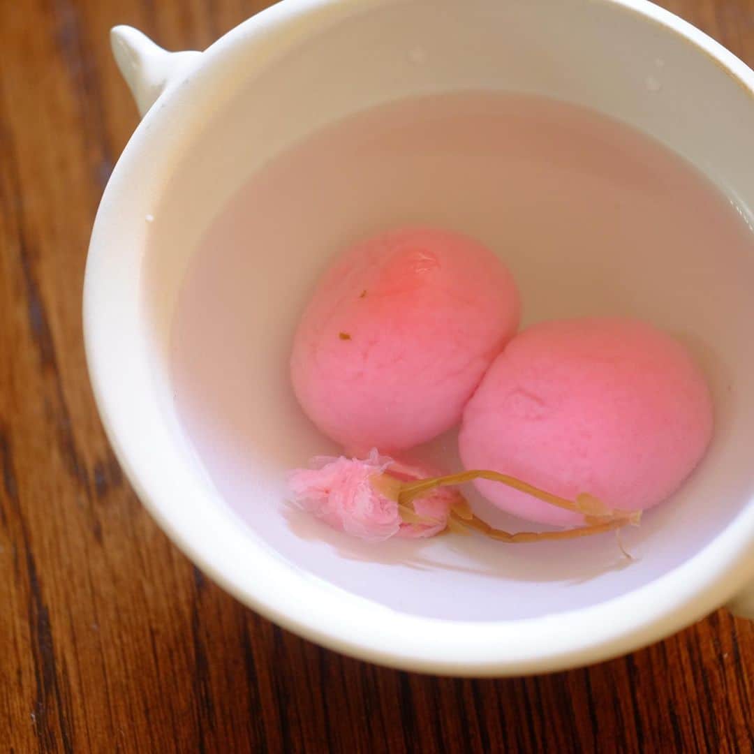 麻木久仁子のインスタグラム：「桜パウダー入りの白玉団子。 糖水に入れて。餡子は市販の桜餡を使いました。  母と散歩して、おやつの時間。 「歩いた後の甘いものは美味しいわねー😋」 そうねー🥰  #桜団子　#白玉団子」