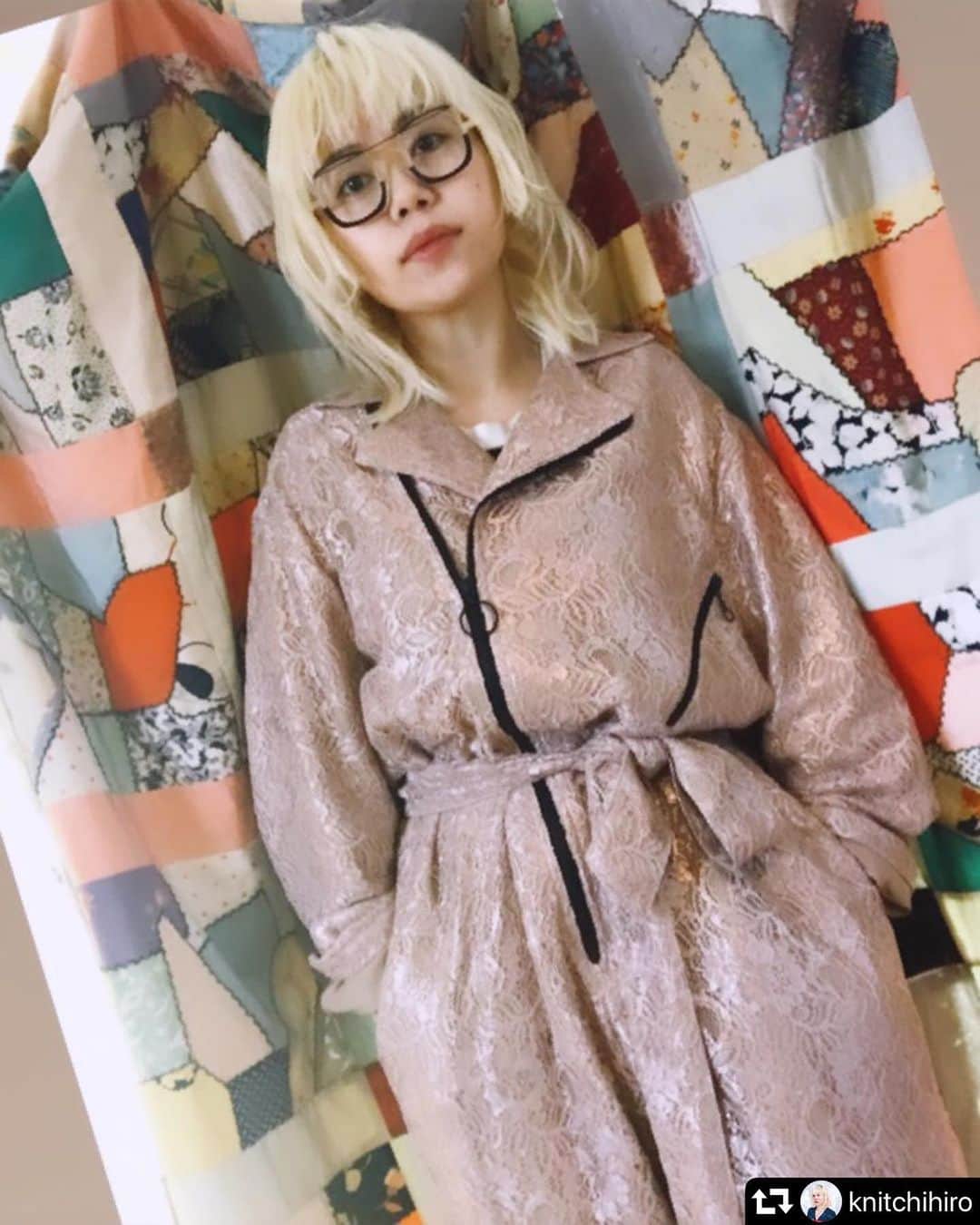 のインスタグラム：「とてもお似合いです。どうもありがとうございます。 #repost @knitchihiro ・・・ 本日はリモートニットワークショップのご参加ありがとうございました！ 明日の午後に改めて動画をIGTVにアップしたいと思っています！  イケてる繋ぎを着てお送りできて嬉しかったです♡早くこれを外に着ていきたいなー。メガネもマスクすると曇るからマスクなしで眼鏡をかけて出かけたいなー。1日でも早くそんな日を確かに迎えるためにも家で楽しみを見つけてできるだけ人に会わないように力を合わせましょう！💪. . 大人のつなぎ　BOND  @endorika」